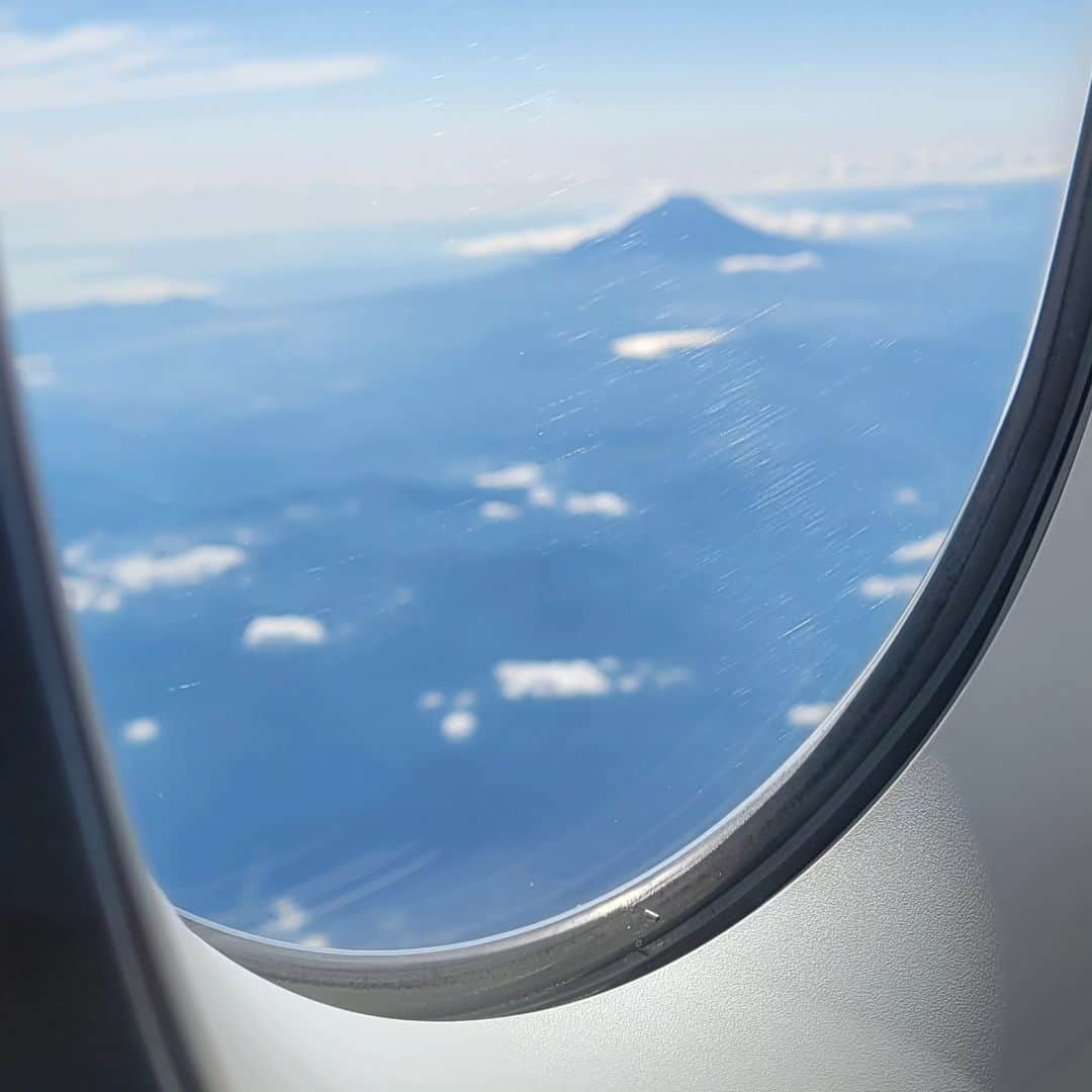 音無美紀子のインスタグラム：「晴天の空の上空から富士山🗻 久しぶりだな。 どこから見ても、美しいな。」