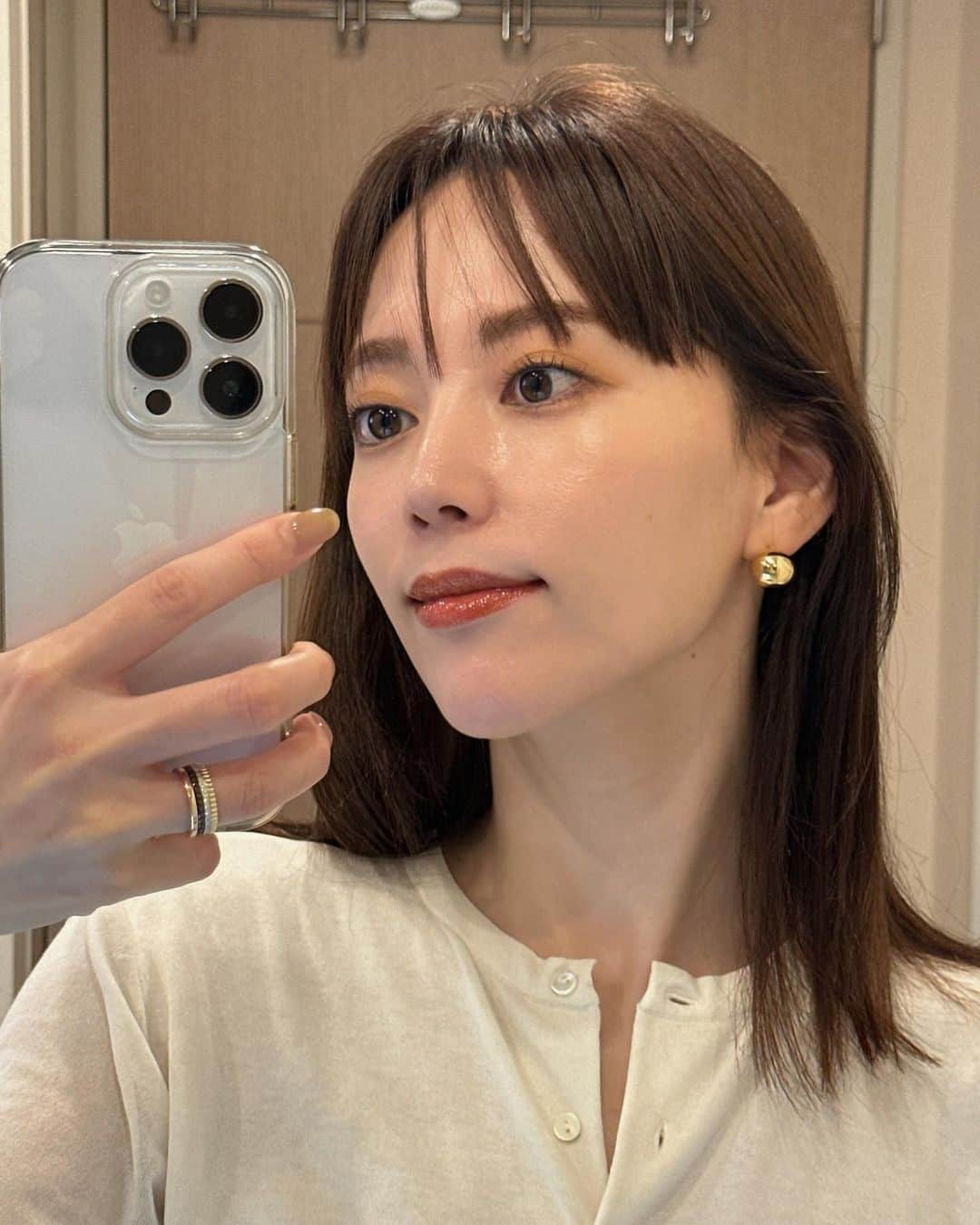 佐藤優里亜さんのインスタグラム写真 - (佐藤優里亜Instagram)「秋の気配を感じる風が気持ちよかった☕️🍂 そんな今日はイエローとオレンジが混ざったミモザメイク！  GREYCHORDのハンド＆ボディクリーム。 @greychord__official  オーガニック植物エキスと100%天然のエッセンシャルオイルを配合した、９９％以上が植物由来🌱  ✔︎shiseido エッセンス スキングロウ ファンデーション @shiseido @shiseido_japan  わたしこのファンデーション好きすぎる🤍美容液ファンデでハリと艶を感じる！秋のメイクにベタつく艶じゃなくて使いやすい。  ✔︎ snidel beauty テイラード カラー アイズ ex02 @snidelbeauty   ✔︎ to/one ペタル アイシャドウ 32 @toonecosmetics   ✔︎fujiko マジカルアイブロウカラー 05  @fujiko_brand  ふんわり黒を飛ばして柔らかいカラーにしてくれる！大人気フジコの新色✨  ✔︎ fujino プランピーリップ 03 @fujiko_brand  重ねるほどにボリュームアップ！深いろーずブラウンで目元の明るさを少し落ち着かせるイメージで。このカラー大人っぽくて素敵！  ✔︎SUQQU トリートメント ラッピング リップ 03 @suqqu_official  このカラーを持っているとほんの少しイエローを足したい時に一気にオシャレ顔になれる。赤みはほしいけどもう少しイエローで馴染ませたい時に最適🧡  ✔︎RMK ピュア コンプレクション ブラッシュ02 @rmkofficial   #秋コスメ #新作コスメ  #shiseido #snidel #snidelbeauty #toone #fujiko #rmk #SUQQU #greychord」9月24日 15時55分 - yuriang_