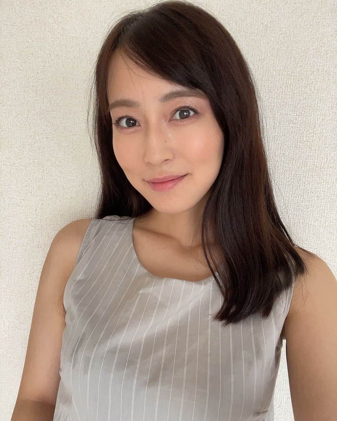 薄井しお里さんのインスタグラム写真 - (薄井しお里Instagram)「夏の終わりの洗濯と、花粉症の私と競馬振り返り（オールカマー）🏇  みなさんこんにちは！ オールカマー、ガイアフォースを本命に馬連で流しましたが、買ったのはローシャムパーク！4コーナー過ぎて坂道で一気に行きましたね！1番人気に支持されたタイトルホルダーがそのまま逃げるかとも思ったのですが、ローシャムパークお見事でした！  道中、ガイアフォース、推し馬で予想記事を出していたエヒト、こたらも面白い存在でしたが馬券圏外に。 しかし競馬は外れても面白いんですよね笑　当たったら最高に楽しいんだけど、私は予想が好きです。 いつもみなさん読んでくれてありがとう🐕🍂 秋の週末をこれから楽しんでいきましょうね🍇 今週もたのしかったー！ タイトルホルダーは全快とは結果的には叶わなかったけど、それでも底力みたいなものが見えたし、ガイアフォースも悪くなかった。相手が強かった！という印象でした🐻‍❄️中山の坂道やっぱり面白いなー！スタートとゴールで2度楽しめちゃう2200大いに盛り上がりました👒 加えて、神戸新聞杯も大いに盛り上がりました！次のレースが見えてきたぞー！ #オールカマー　#競馬　#馬トク　#UMAJO #競馬好きと繋がりたい　#今週もお疲れ様でした」9月24日 15時56分 - shiori.uuu