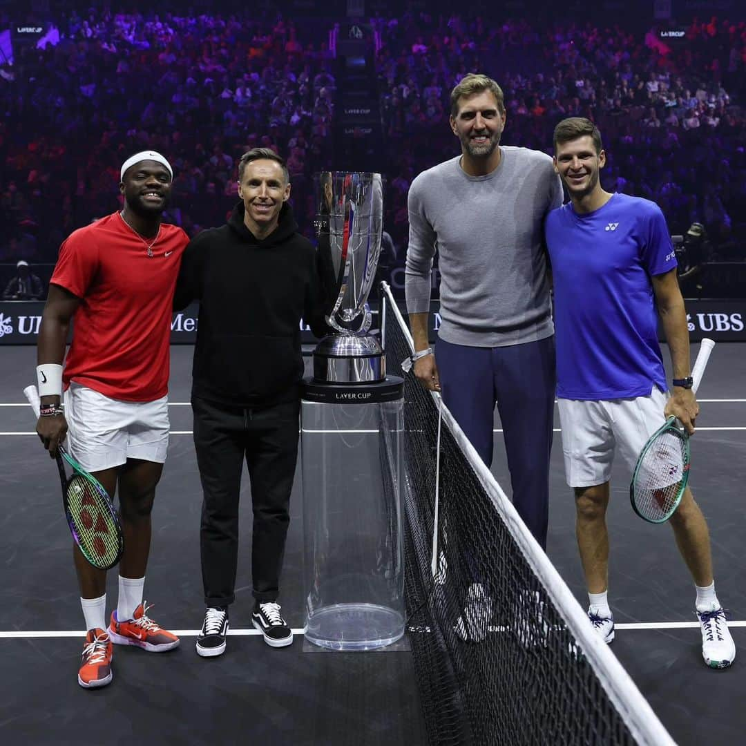 フベルト・フルカチュさんのインスタグラム写真 - (フベルト・フルカチュInstagram)「Day 2 🟦 Let’s go tomorrow🔥💪🟦 #LaverCup   📸: Clive Brunskill/Matthew Stockman/Laver Cup」9月24日 15時58分 - hubihurkacz