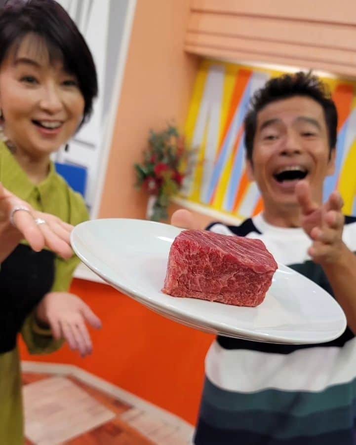 小島奈津子のインスタグラム：「2023.9.24 #BSTBS　#噂の東京マガジン  これ、#クジラ肉 尾っぽの所のお肉、#尾の身　希少部位！ 薄く切って、生姜醤油などをつけていただきました。 さっぱりしていて、美味しい！  最近、色々な食品自動販売機がありますが、 クジラ肉専門自販機をご紹介しました。  クジラ肉、、、 給食に、 #クジラ肉のオーロラ和え　っていう メニューがあったなぁ。 コロコロのクジラ肉に、衣を付けて揚げてから、ケチャップソース的なもので和えてある。 たぶん、今思うと。 今でも覚えてる、懐かしいお味。」