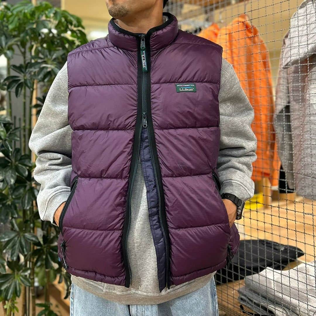 SUNDAY MOUNTAINさんのインスタグラム写真 - (SUNDAY MOUNTAINInstagram)「・ 〜L.L.Bean  Styling〜  90年代のPRIMALOFT JACKETの デザインをベースとした中綿ベストが入荷！  PRIMALOFTとは... 超微細マイクロファイバー素材で、 羽毛のように軽く保温性に優れています🪶 また、羽毛にはない撥水性があります！  スタッフおすすめコーディネートは、 新商品のデニムジーンズ合わせです👍  こちらも90年代のアーカイブを ベースに現代的なシルエットに アップデートした一本👖  ゆとりのあるヒップ周りから 緩やかに裾に向かってテーパードした 少しバギーなシルエットです。  L.L. Beanの新作がたくさん入荷しております。 秋服準備にいかがですか？🍂  ▶︎L.L.Bean 　 ・Fairfield Vest  ¥29,700 ・Dexter Comfort Waist Jeans 　¥17,600  #THEGATE #sundaymountain  #llbean #llbeanjapan #エルエルビーン #中綿ベスト #バギーパンツ」9月24日 16時17分 - sundaymountain