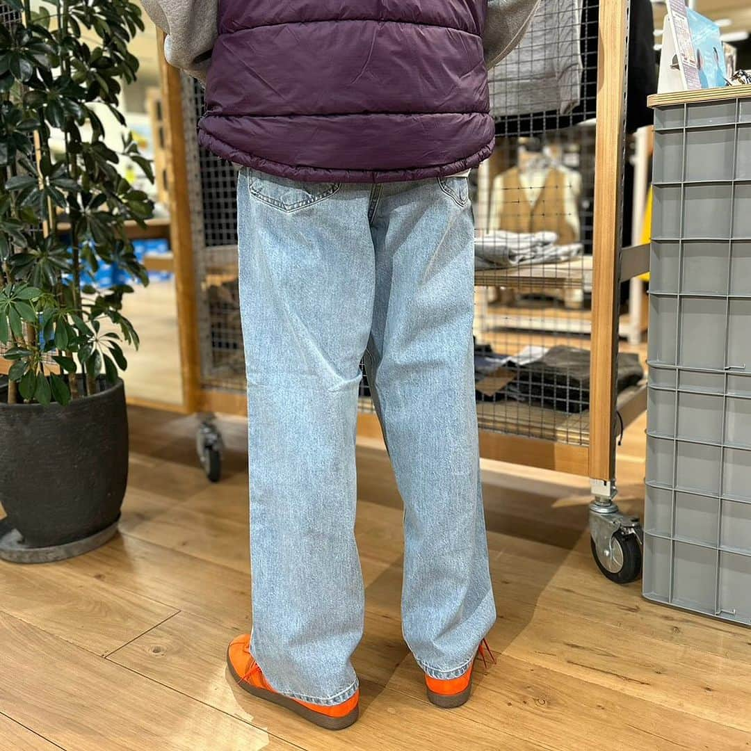 SUNDAY MOUNTAINさんのインスタグラム写真 - (SUNDAY MOUNTAINInstagram)「・ 〜L.L.Bean  Styling〜  90年代のPRIMALOFT JACKETの デザインをベースとした中綿ベストが入荷！  PRIMALOFTとは... 超微細マイクロファイバー素材で、 羽毛のように軽く保温性に優れています🪶 また、羽毛にはない撥水性があります！  スタッフおすすめコーディネートは、 新商品のデニムジーンズ合わせです👍  こちらも90年代のアーカイブを ベースに現代的なシルエットに アップデートした一本👖  ゆとりのあるヒップ周りから 緩やかに裾に向かってテーパードした 少しバギーなシルエットです。  L.L. Beanの新作がたくさん入荷しております。 秋服準備にいかがですか？🍂  ▶︎L.L.Bean 　 ・Fairfield Vest  ¥29,700 ・Dexter Comfort Waist Jeans 　¥17,600  #THEGATE #sundaymountain  #llbean #llbeanjapan #エルエルビーン #中綿ベスト #バギーパンツ」9月24日 16時17分 - sundaymountain