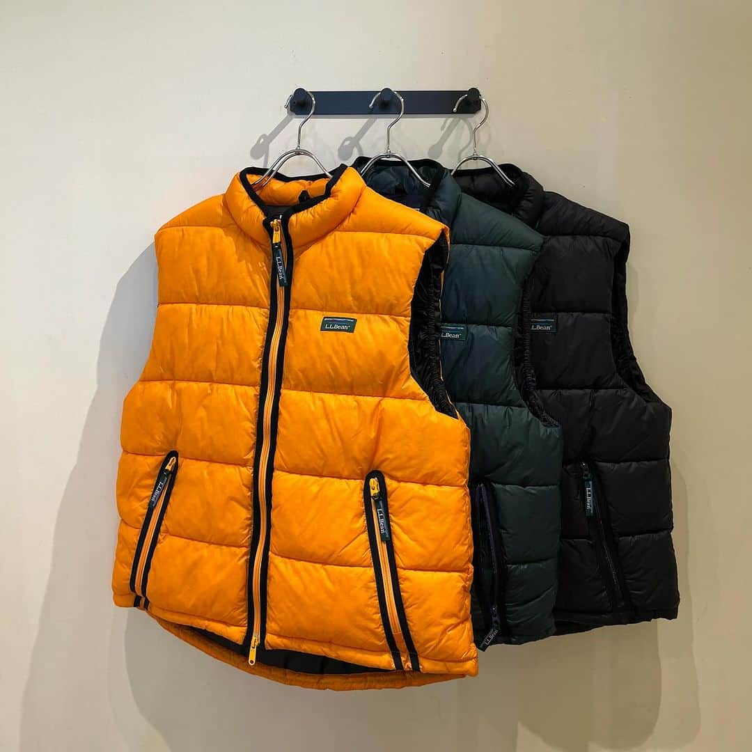 SUNDAY MOUNTAINさんのインスタグラム写真 - (SUNDAY MOUNTAINInstagram)「・ 〜L.L.Bean  Styling〜  90年代のPRIMALOFT JACKETの デザインをベースとした中綿ベストが入荷！  PRIMALOFTとは... 超微細マイクロファイバー素材で、 羽毛のように軽く保温性に優れています🪶 また、羽毛にはない撥水性があります！  スタッフおすすめコーディネートは、 新商品のデニムジーンズ合わせです👍  こちらも90年代のアーカイブを ベースに現代的なシルエットに アップデートした一本👖  ゆとりのあるヒップ周りから 緩やかに裾に向かってテーパードした 少しバギーなシルエットです。  L.L. Beanの新作がたくさん入荷しております。 秋服準備にいかがですか？🍂  ▶︎L.L.Bean 　 ・Fairfield Vest  ¥29,700 ・Dexter Comfort Waist Jeans 　¥17,600  #THEGATE #sundaymountain  #llbean #llbeanjapan #エルエルビーン #中綿ベスト #バギーパンツ」9月24日 16時17分 - sundaymountain