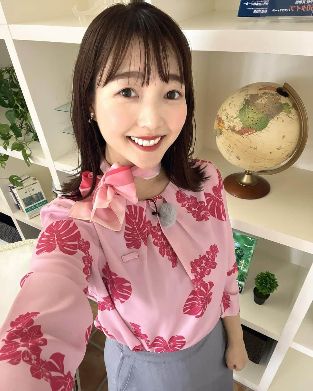 清水玲のインスタグラム：「・ ・  昨日の投稿に、他の写真も見たい！と メッセージを頂きましたのでおまけです🫶  CA役でしたが、衣装は空港ビルさんにお借りしました☺️ スカーフを巻く機会ってそうないので、 なんだかテンションが上がりました♡ 制服でのお仕事も憧れますよね👗  この格好でお手洗いにいたら 空港にいるお客さんから お土産売り場の質問をされちゃいました😂  伊賀さんも私も 皆さんの『あの人たちは何だ？』という視線を かなり感じながら撮影しましたよ😂笑  大変お騒がせしました😂🙏  ・  来週のおしえてみやざきは これまでの傑作選をお送りします！ 色んな衣装と寸劇が見られますよ🩵 来週もぜひご覧下さい🥰  ・ ・ ・  #宮崎#宮崎放送#MRT#アナウンサー #おしえてみやざき#飛行機#航空大学校#空の日 #宮崎ブーゲンビリア空港#宮崎空港#miyazaki」