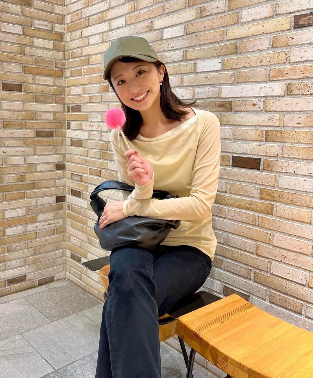 松村未央のインスタグラム：「日曜日🍬 娘念願のふわふわのペンを買いに行きました🛍️ 私もなぜかペンと記念撮影🖋️✨  そのあと行った公園では蚊に何ヶ所か刺され… かゆいです。。特に顔が🥲 公園では、秋を感じさせる風が心地良かったです🍂  #日曜日 #４歳女の子」