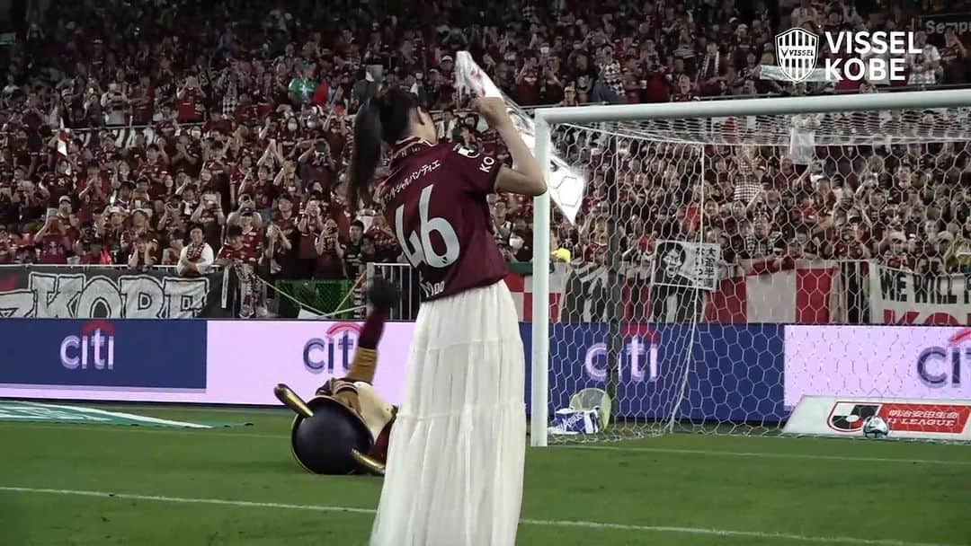ヴィッセル神戸のインスタグラム：「昨日のC大阪戦 スペシャルゲスト✨ 神戸市出身・乃木坂46の五百城茉央（いおきまお）さん 🆚モーヴィとのPK対決⚽  その結果はいかに・・・!?  #vissel #visselkobe #ヴィッセル神戸 #WeAreKobe #神戸 #kobe #一致団結 #JLeague #jリーグ #KobeForeverForward #DAZN #神戸C大阪 #乃木坂46 #五百城茉央」