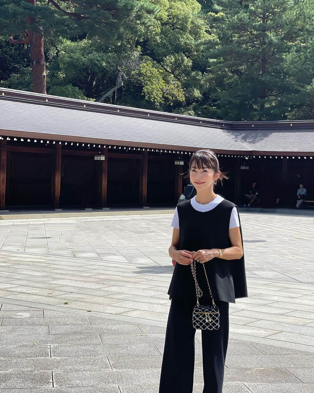 木本泉のインスタグラム：「- 久しぶりに明治神宮へ⛩️  この数年、お散歩がてら何度参拝したか分からないくらい伺った神社。  中に入った瞬間の空気が好き🌳  少し涼しくなったのでお散歩が気持ち良い🍂  #明治神宮」
