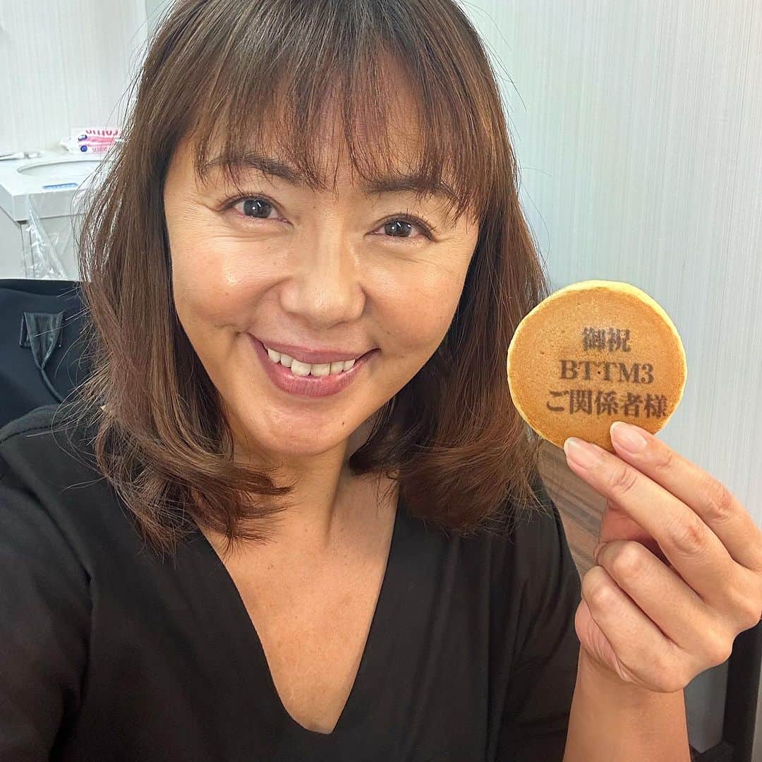 のインスタグラム：「福岡公演も、ラスト本日夜公演のみ‼️ 配信もありますので、劇場に来れないみなさま、ぜひ配信でご覧ください💻  差し入れにいただいた、BTTM3とタイトル入りのどら焼き🤎少し甘いもの食べて、夜公演も頑張ります🙌  音響さんのマイクテストも🎤やらせてもらった✊🏼自分のマイクを自分でテスト‼️わーい👏🏼スタッフさんもみんなとっても仲良しで本当に楽しい現場でありがたいです❤️  よーっし‼️いよいよ福岡公演ラストーー‼️収録もあるから、間違えないように🫢心を込めて頑張ります🙏 観に来てくださるみなさま、よろしくお願いします❤️  #backtothememoriespart3  #bttm3 #ライブステージ #fantastics」