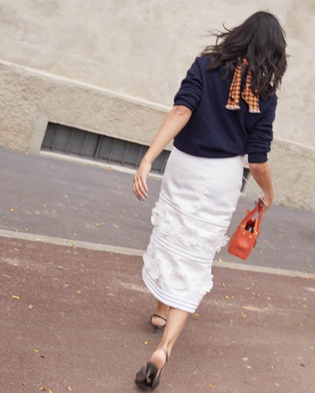 スージー・ロウさんのインスタグラム写真 - (スージー・ロウInstagram)「The many many adorned white skirts of current season @prada … Worth the spillage risk… 🤍🤍🤍 📸 @romilux」9月24日 16時21分 - susiebubble