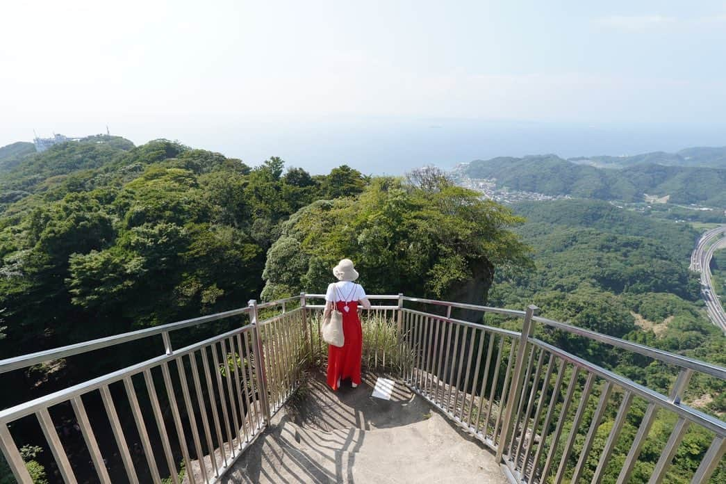 高畠麻奈さんのインスタグラム写真 - (高畠麻奈Instagram)「⛰️☀️🏝️ 思いの外汗だくになって、 ハワイ気分を味わった8月のある日。  ようやく秋めいてきましたね🍂  #夏の思い出#館山 #地獄のぞき#アロハガーデンたてやま」9月24日 16時22分 - mana_724