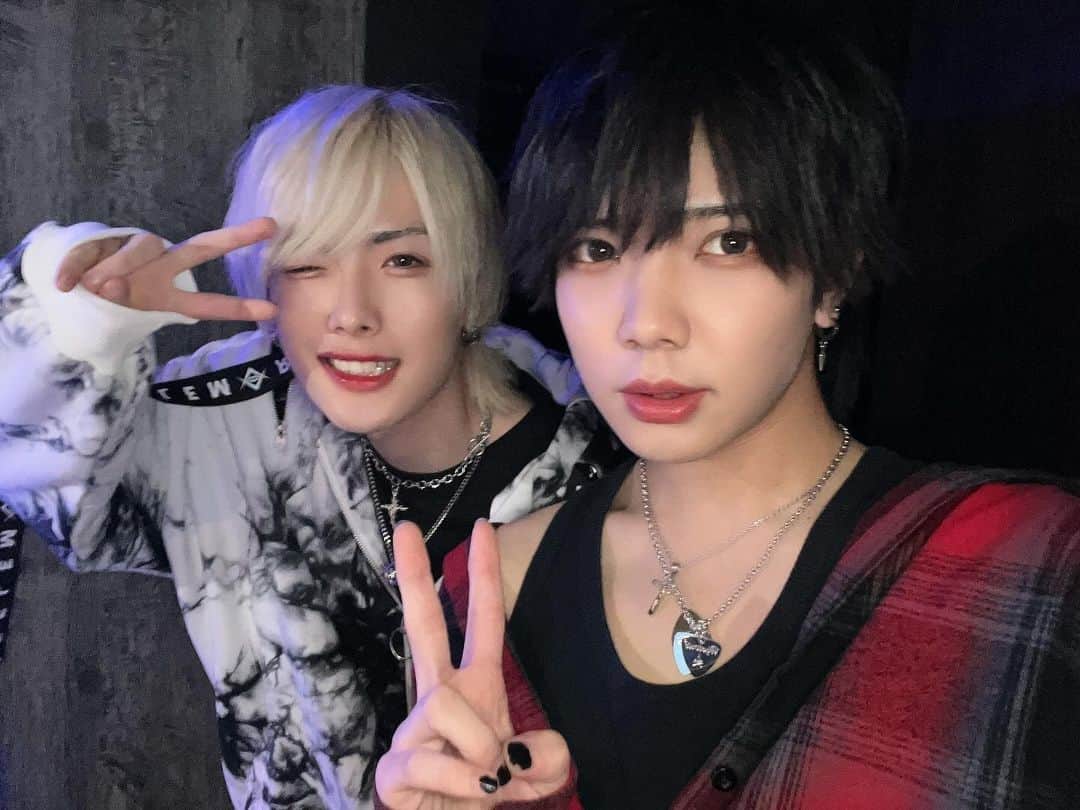 大久保晃成のインスタグラム：「れいこせ🤍🖤  #大久保晃成 #れいこせ #LUFPANIC #ラフパニック #ラフパニ #メンズアイドル #歌舞伎町」
