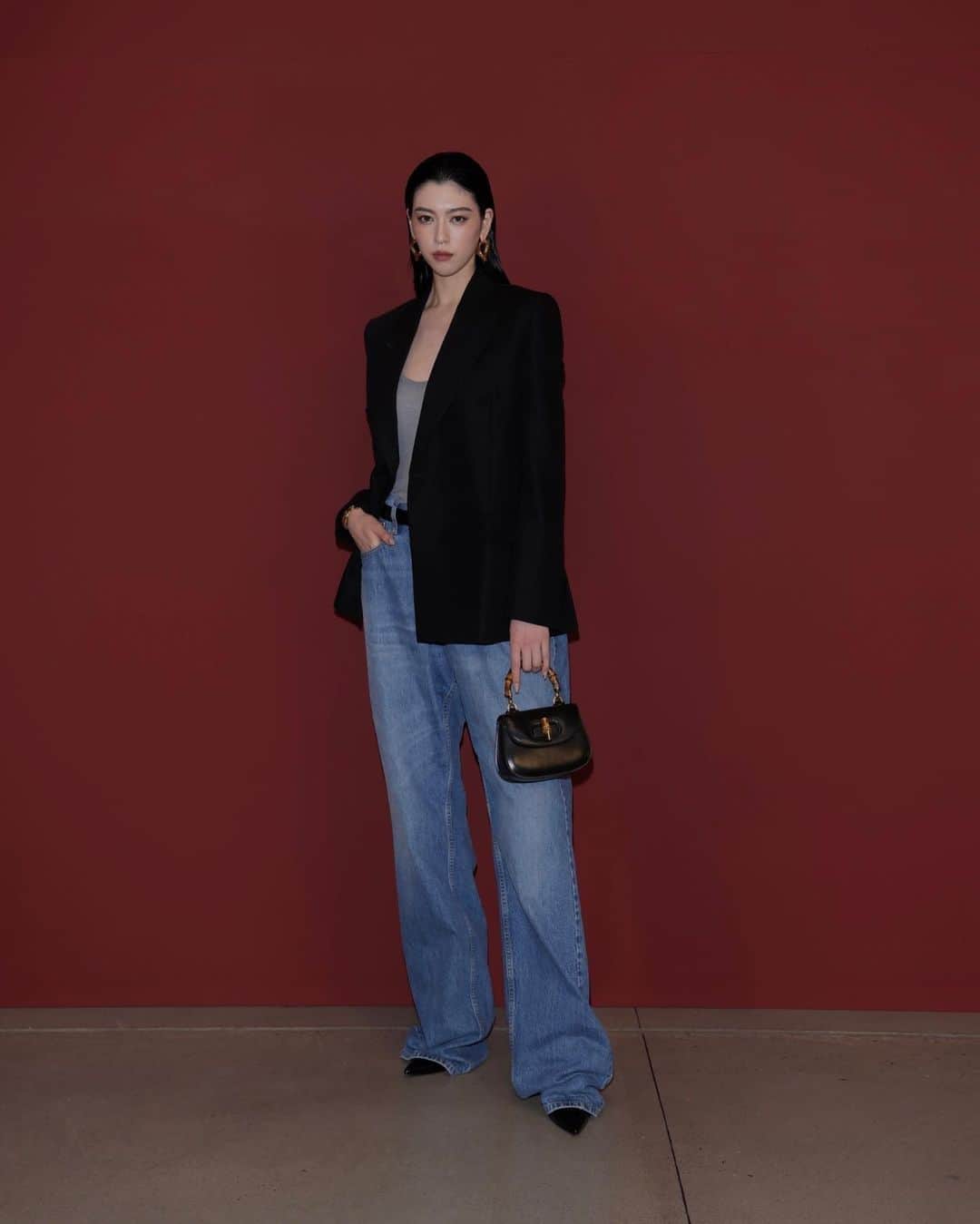のインスタグラム：「-GUCCI-  GUCCI SPRING SUMMER 2024 FASHION SHOW  サバト・デ・サルノ氏による GUCCIのデビューコレクションを ミラノにて拝見させていただきました。  これまで数々のGUCCIのショーを 見させていただき デザイナーはもちろんのこと ものづくりに関わる全てのスタッフの 勢いと力強さを感じてきました。  今回はそこに新しい風が吹き 新しいクリエイティブの幕開けを 体感することができ 感慨深い時間を過ごすことができました。  サバト氏による イタリアのものづくりをもう一度大切に体現したい思いや シンプルで普遍的かつ長く共にできるような プロダクトを作ることで 新たなGUCCIをまた沢山の人々に 愛して欲しいというメッセージを コレクションから感じることが 出来たような気がしています。  『GUCCI ANCORA』  その名の通り またここから始まるGUCCIの世界を とても楽しみにしています。  It was an honor to be invited. Thank you🇮🇹  #GucciAncora  @gucci  @sabatods」