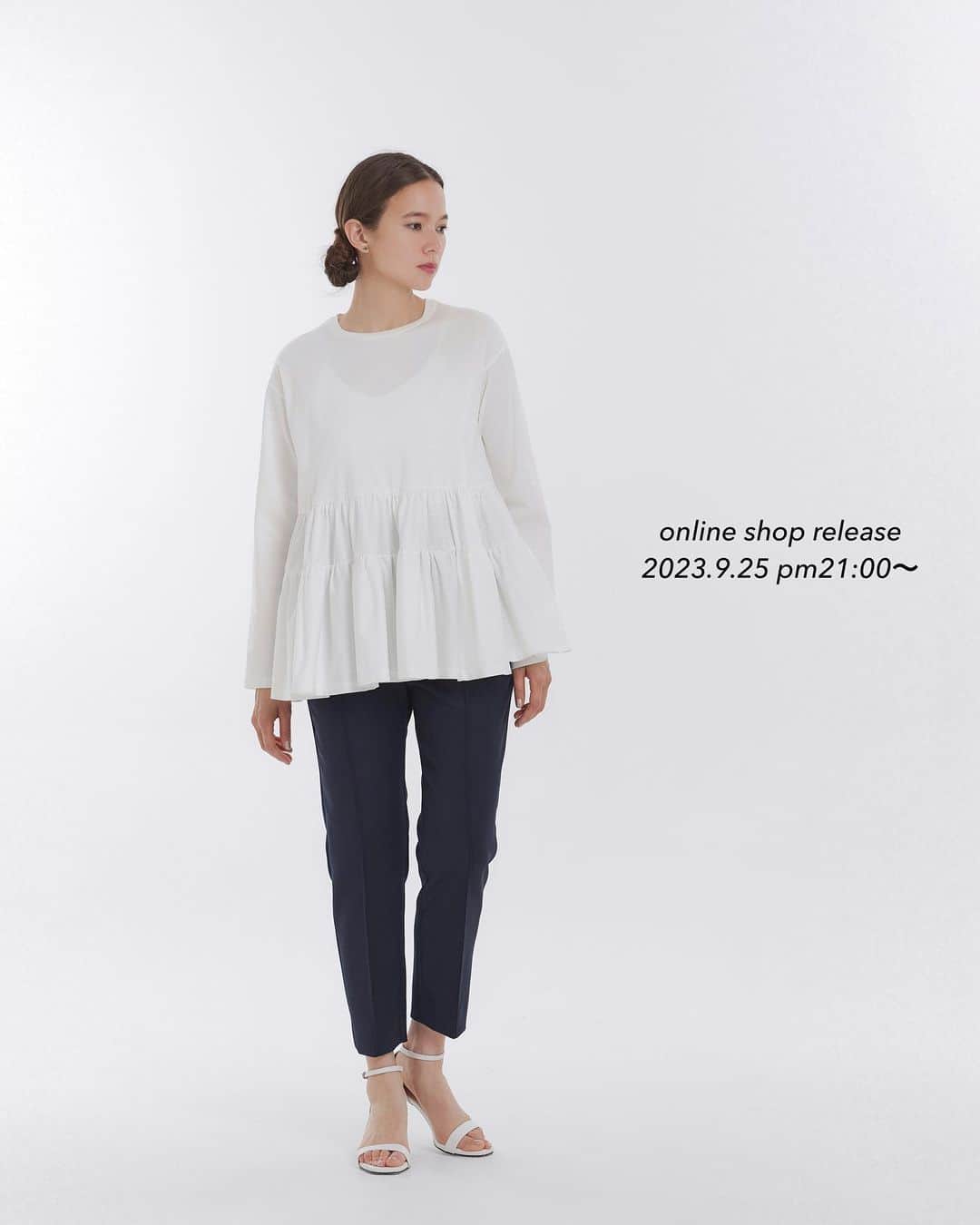 yoriのインスタグラム：「*online shop release*  2023.9.25 pm21:00〜 下記の2023AW新作が 入荷致します！  #ショートカールファーチョッキ #ダブルフリルカラーブラウス #ティアードカットソー  #yori_japan」