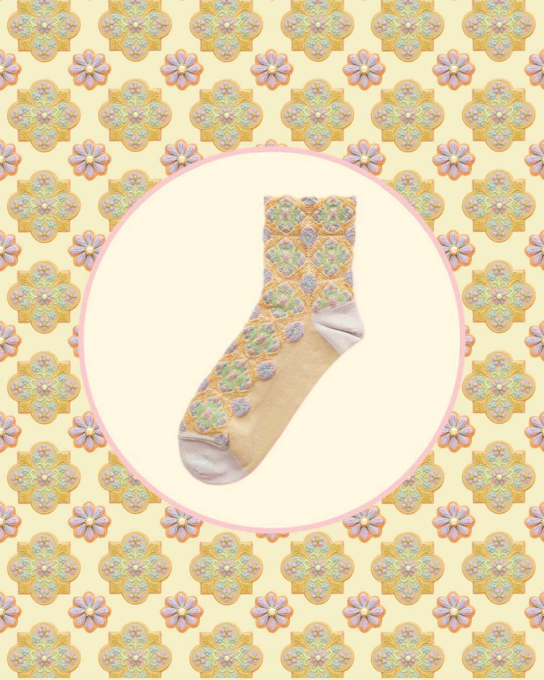 KUNIKAのインスタグラム：「【Tabio × KUNIKA Collaboration Socks】 💠ラメフラワーフロートソックス・サックス💠  イタリアやポルトガル、モロッコを旅して魅了されたタイルデザイン。 丘の上のWildflower(お花畑じゃないところがポイント🌷)に囲まれた静かなカフェの中にいる気分で、デザインを考えました。  アンニュイなブルーグリーンでまとめたお気に入りのカラーリングです🫧  ♦︎発売日 2023/9/25(月)  ♦︎販売店舗 🇯🇵Tabio公式オンラインストア 🇯🇵Tabio店舗 🇬🇧Tabio NEAL STREET 🇬🇧Tabio UK online Store  https://tabio.com/jp/kunika_tabio/  #tabio #タビオ #KUNIKA #kunikawithtabio #socks」