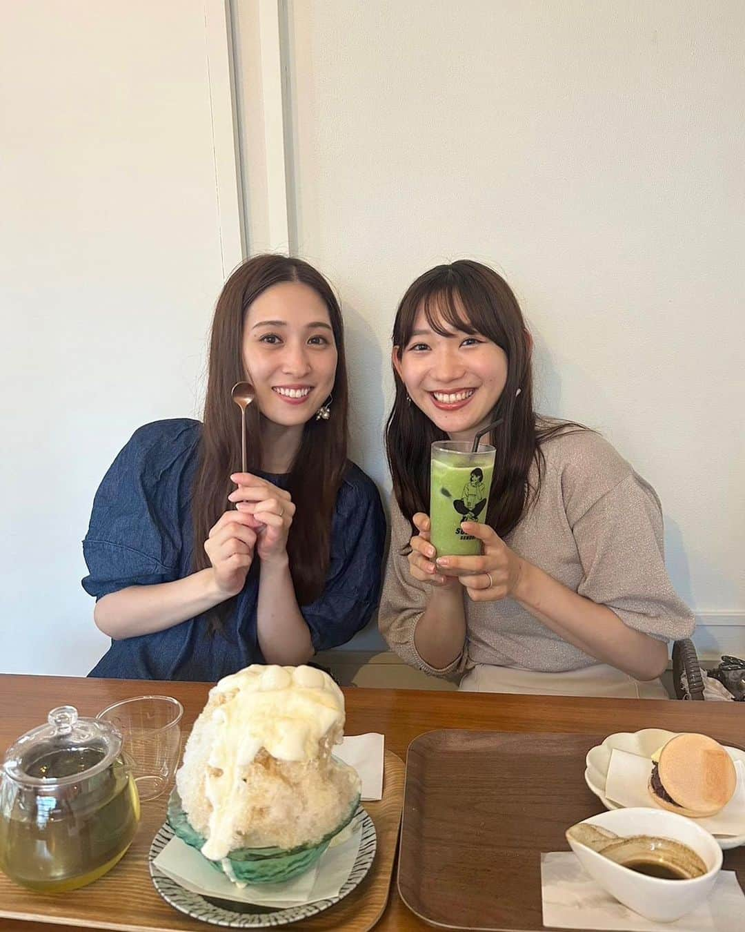 小林茉里奈のインスタグラム：「🍧 先日仙台にいったときの思い出…♡  インスタで見つけて行ってみたかった お店に🤍 かおちゃんによると人気のお店だそうで、私たちが行ったときも並んでいました…！ ボリュームたっぷり最中おいしかったぁ🤤✨ そしてグラスがかわいかったです🫶🏻  仙台旅投稿しばらく続きます…☺️  #仙台 #仙台カフェ #すずや #もなか #最中 #かき氷 #アフォガード #カフェ巡り   #アナウンサー #フリーアナウンサー #岸波香桜 ちゃん #小林茉里奈 #セントフォース」