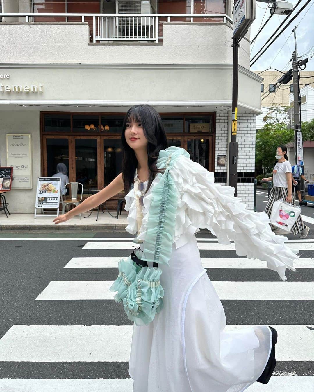HITOMIのインスタグラム：「シュタッ💨💨 イメージは🦢さんなおようふく　なんですっ　! ❕!! ˎˊ˗ 今にも羽ばたきそう 　 けんごさんに髪質改善してもらってサラッサラ しかも長持ちしてて今も髪の調子良すぎて控えめにいって最高」