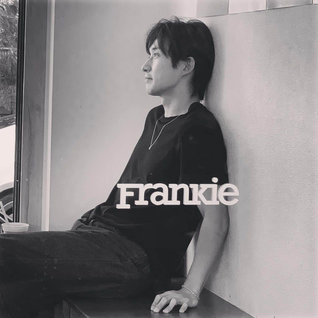 リュ・ドクファンのインスタグラム：「See you later, Frankie!  아는 분들은 아시겠지만 3년동안 조용히 카페를 운영해봤습니다.  도와주신 분들도 너무나 많고, 찾아주신 분들도 너무나 많아 행복한 공간이 되었습니다.  이제 잠시 내려놓고 본업으로 돌아가보려 합니다😉  소상공인의 마음을 공감하며, 이웃과의 관계를 가지며, 인간적인 성장을 할 수 있게 해준 Frankie에게 고맙다!  초보 운영자를 옆에서 항상 응원해주고 많은 조언을 해준 우리 와이프도 너무 고마워🧡  그동안 프랭키커피 사랑해주셔서 정말 감사드립니다. 저는 또 멋진 작품으로 인사드리도록 노력할께요!」