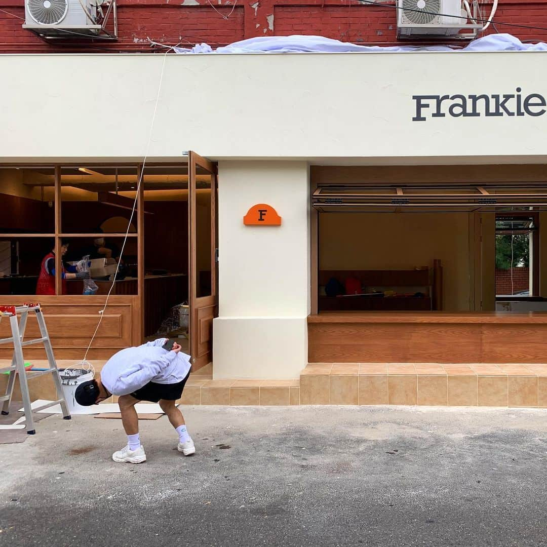 リュ・ドクファンさんのインスタグラム写真 - (リュ・ドクファンInstagram)「See you later, Frankie!  아는 분들은 아시겠지만 3년동안 조용히 카페를 운영해봤습니다.  도와주신 분들도 너무나 많고, 찾아주신 분들도 너무나 많아 행복한 공간이 되었습니다.  이제 잠시 내려놓고 본업으로 돌아가보려 합니다😉  소상공인의 마음을 공감하며, 이웃과의 관계를 가지며, 인간적인 성장을 할 수 있게 해준 Frankie에게 고맙다!  초보 운영자를 옆에서 항상 응원해주고 많은 조언을 해준 우리 와이프도 너무 고마워🧡  그동안 프랭키커피 사랑해주셔서 정말 감사드립니다. 저는 또 멋진 작품으로 인사드리도록 노력할께요!」9月24日 16時44分 - clownryu