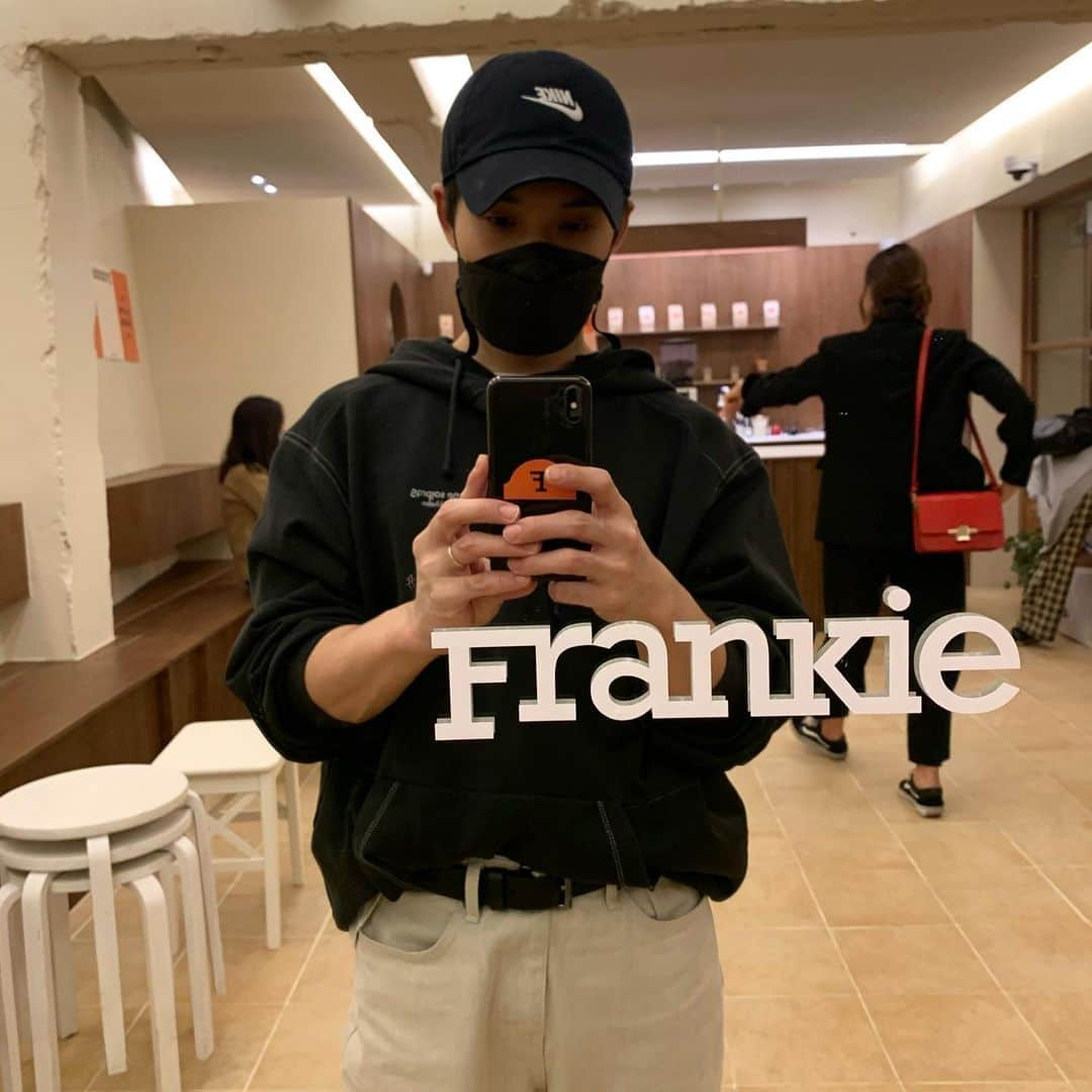 リュ・ドクファンさんのインスタグラム写真 - (リュ・ドクファンInstagram)「See you later, Frankie!  아는 분들은 아시겠지만 3년동안 조용히 카페를 운영해봤습니다.  도와주신 분들도 너무나 많고, 찾아주신 분들도 너무나 많아 행복한 공간이 되었습니다.  이제 잠시 내려놓고 본업으로 돌아가보려 합니다😉  소상공인의 마음을 공감하며, 이웃과의 관계를 가지며, 인간적인 성장을 할 수 있게 해준 Frankie에게 고맙다!  초보 운영자를 옆에서 항상 응원해주고 많은 조언을 해준 우리 와이프도 너무 고마워🧡  그동안 프랭키커피 사랑해주셔서 정말 감사드립니다. 저는 또 멋진 작품으로 인사드리도록 노력할께요!」9月24日 16時44分 - clownryu