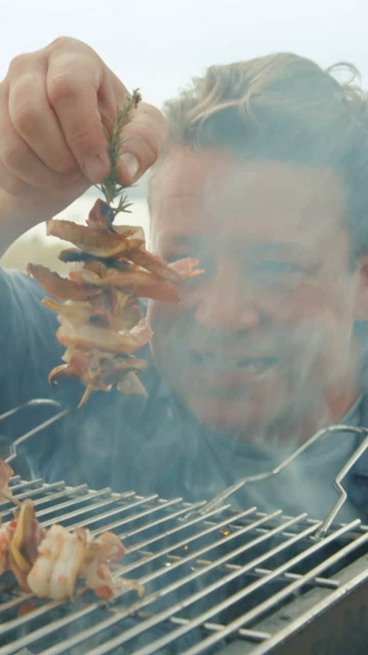 ジェイミー・オリヴァーのインスタグラム：「Right the way across the Med foods from the sea and mountain collide in truly beautiful ways! And this really is no exception at all. I know prawns and mushrooms sounds a bit odd but they’re honestly the perfect combination! Make sure to tune in tonight for #JamieCooksTheMed on @channel4 at 8pm and find this recipe and so many more in my new book #5IngredientsMed hit the link in my bio to order yours! #ad」