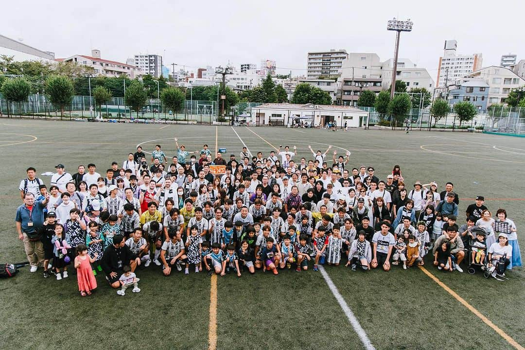 田中裕介のインスタグラム：「『東京都リーグ優勝』  昨日の試合で東京都社会人 1部リーグの試合が終わりました。 全18試合を16勝2敗で終え 優勝が決定しました！ 最終戦となった昨日は渋谷区スポーツセンターでのホームゲーム。多くの来場者の方々や長谷部渋谷区長と優勝の瞬間を分かち合う事ができました。  11月の『昇格』をかけた関東トーナメントまで、残り2ヶ月弱。今年最大の目標である昇格を果たす最後の瞬間まで 引き続き頑張ります。  ゲーム終了後にはアフターパーティーを開いて、 2023シーズンのチームビルディング、 3大改革や関東トーナメントへ向けての準備について 資料展開をして説明させてもらいました。  選手の頑張りだけではなく 支えてくださる方々の力がなければ、 優勝はありませんでした。  改めてこの場を借りて感謝を お伝えしたいと思います。  SHIBUYA CITY FC 関係者の方々 ありがとうございました‼︎  @shibuyacityfc  #SHIBUYACITYFC #渋谷」