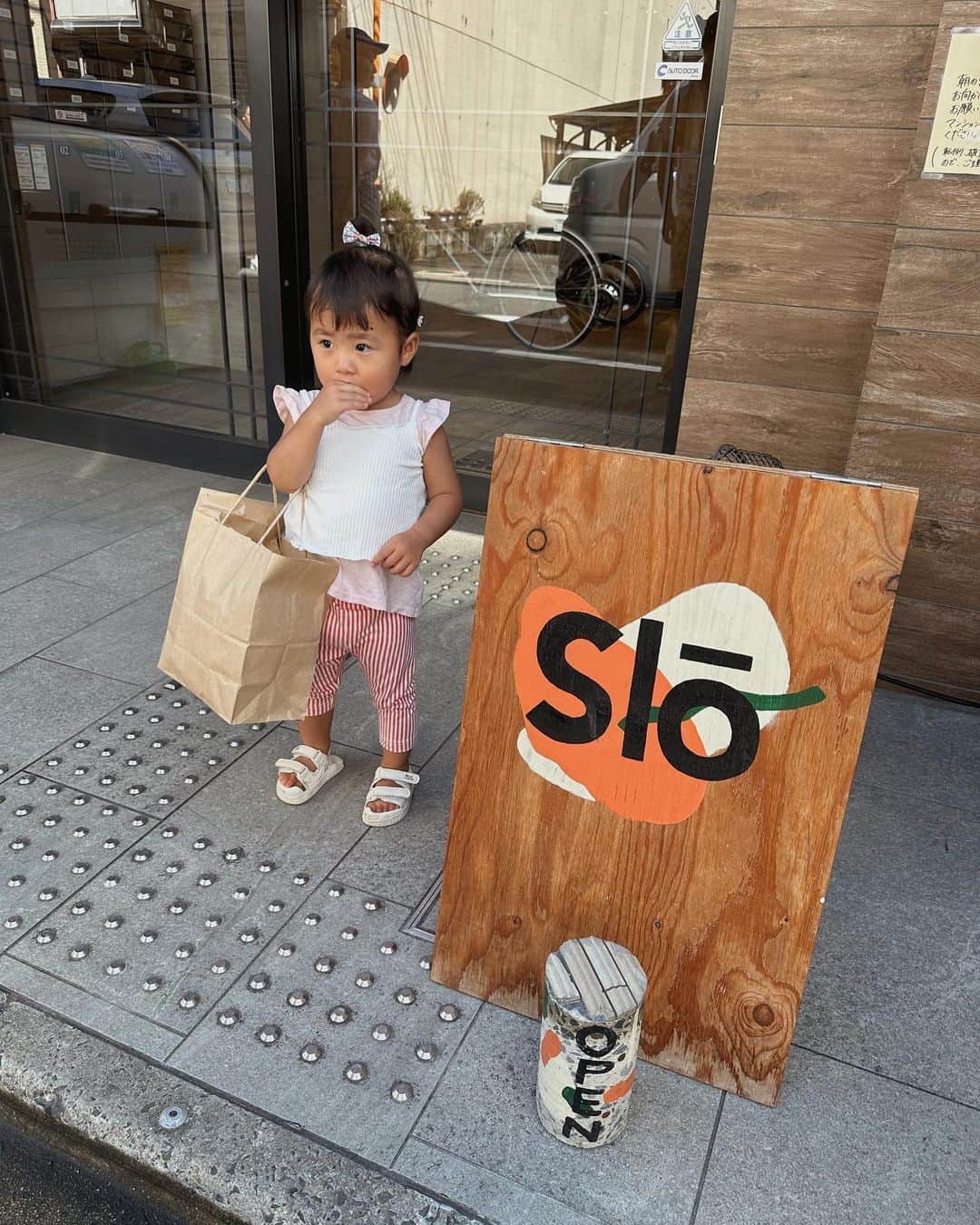 のインスタグラム：「_ 美味しい🍞を朝から買いに♡ 美味しすぎたからまた別で ちゃんとpostしますっ✏️___  買ったものは絶対に あたちゃん(うたちゃん)が持つの！ と言うので中身を心配しながら お願いしています。 中身は本当に心配です。爆  #詩珠diary」