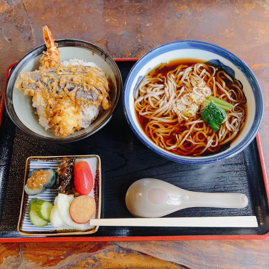 浅野ゆう子のインスタグラム：「お昼ご飯は…  素敵な手打ち蕎麦屋さん  【きのや】さんで  かけそば&ミニ天丼セット  冷やしたぬき蕎麦も好き  手打ち蕎麦だからもちろんお蕎麦がとっても美味しいのですが、関西人の私も唸るほど、おうどんも絶品！  美味しかったです　^_^ ご馳走様でした。  #本日のランチ #手打ち蕎麦 #やまあいの #素敵なお蕎麦屋さん #きのや　さん #ころもが美味しいんです #だから #天ぷら　か #たぬき」