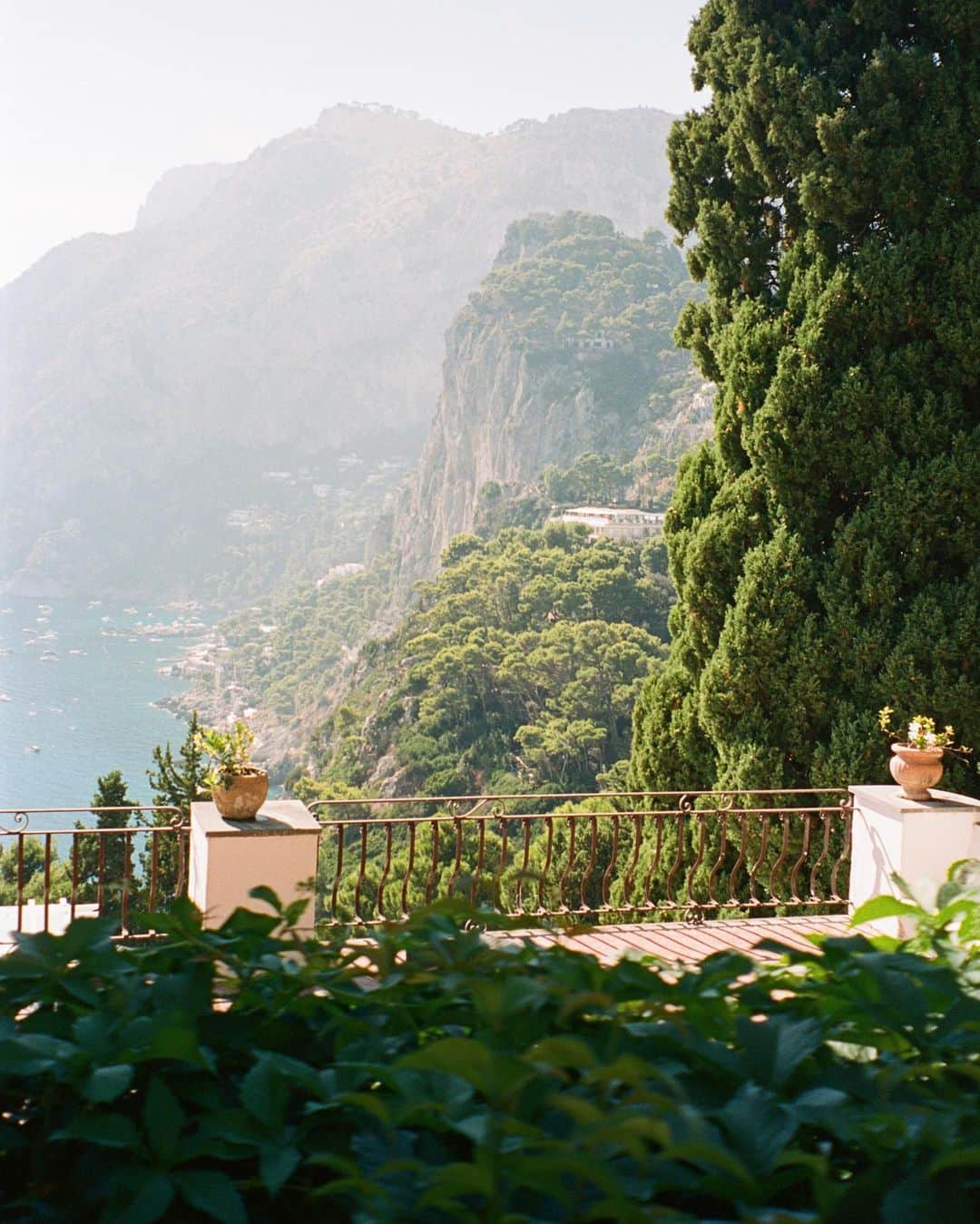 エリー・バレンのインスタグラム：「Postcards from Italy 🇮🇹🎞️ needed a permanent place on my feed for the happiness these places bring me.  #capri #italy #puglia #35mm #filmphotography」