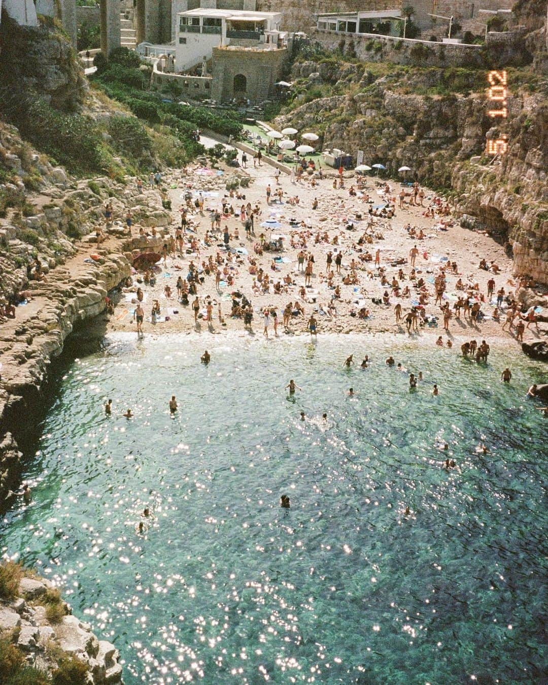 エリー・バレンさんのインスタグラム写真 - (エリー・バレンInstagram)「Postcards from Italy 🇮🇹🎞️ needed a permanent place on my feed for the happiness these places bring me.  #capri #italy #puglia #35mm #filmphotography」9月24日 16時42分 - elliewatson