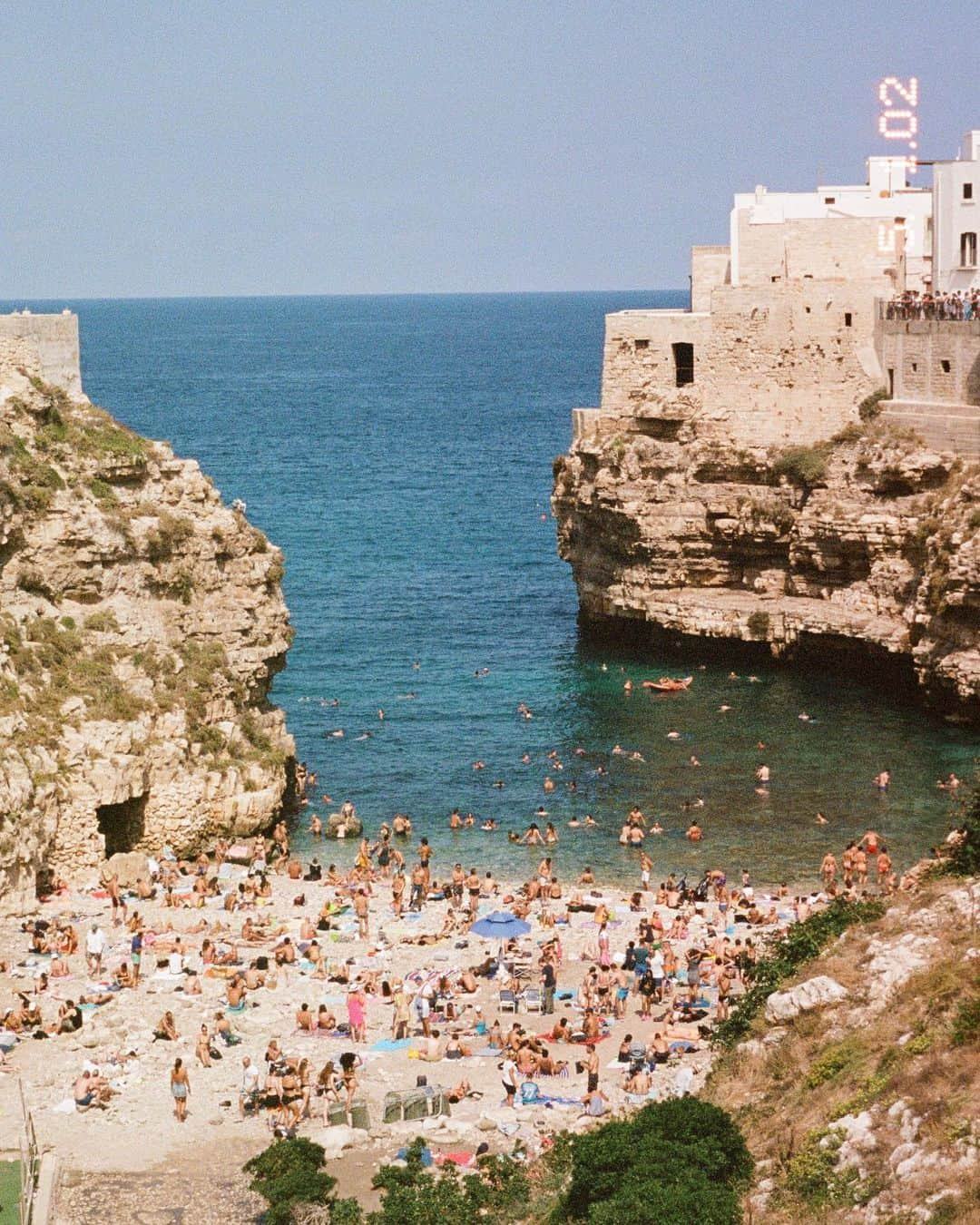 エリー・バレンさんのインスタグラム写真 - (エリー・バレンInstagram)「Postcards from Italy 🇮🇹🎞️ needed a permanent place on my feed for the happiness these places bring me.  #capri #italy #puglia #35mm #filmphotography」9月24日 16時42分 - elliewatson