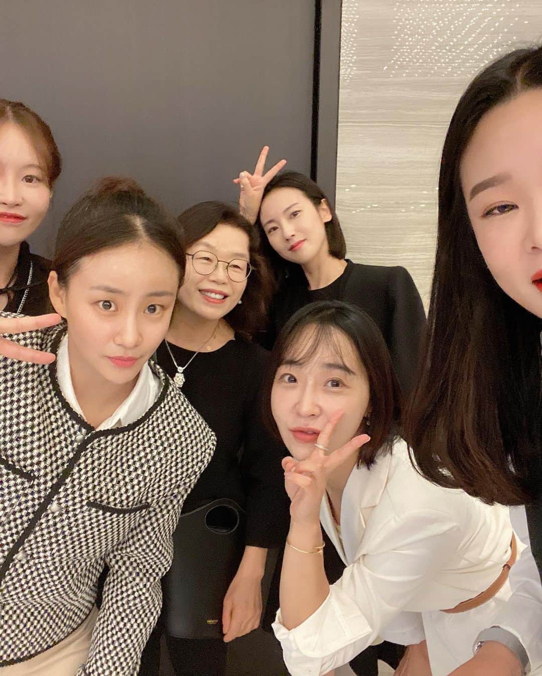 チョ・ヒョナさんのインスタグラム写真 - (チョ・ヒョナInstagram)「고3때 나 깨워주던 부반장 오현주 결혼 축하한다 🩵」9月24日 16時52分 - tenomahj