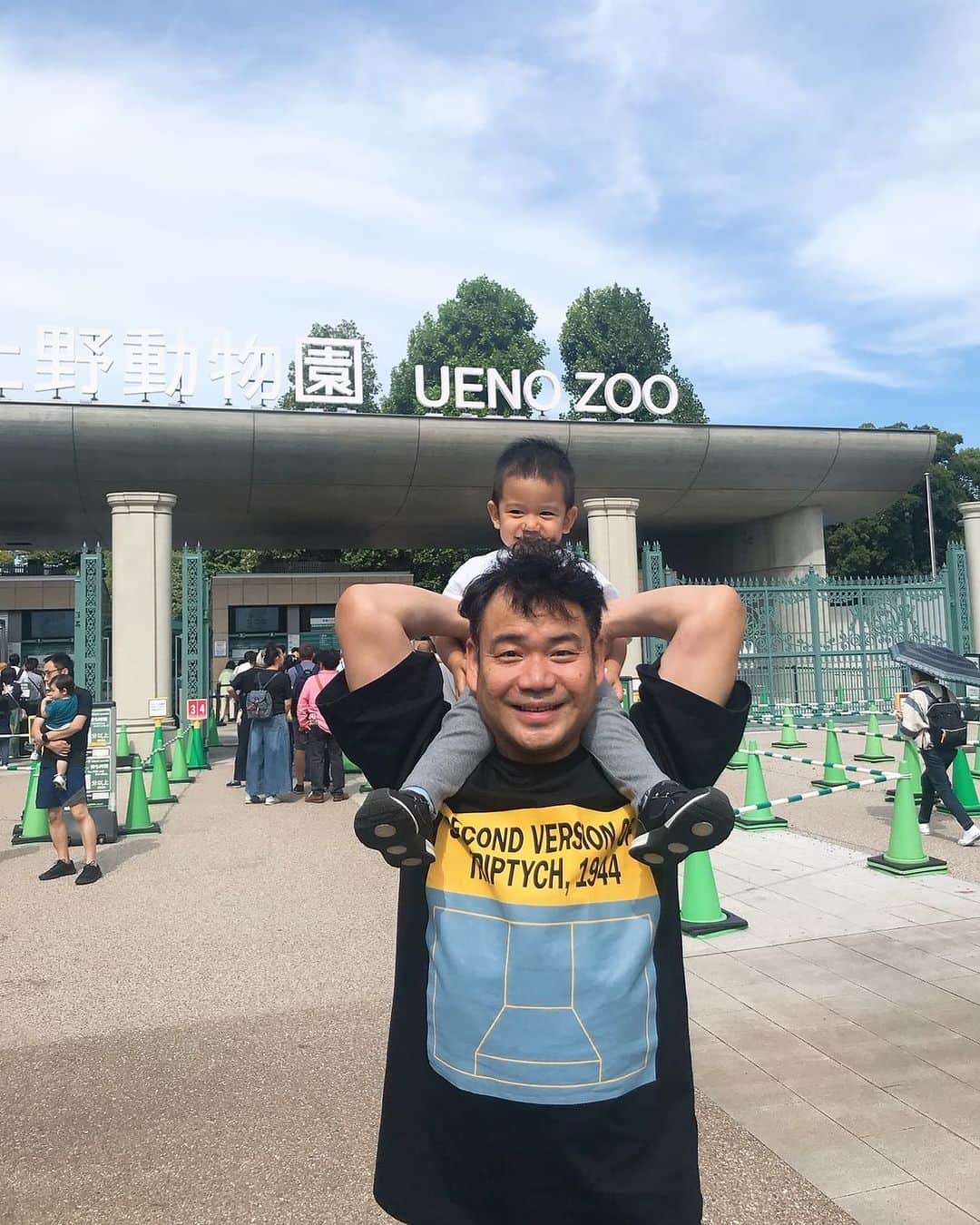 のインスタグラム：「一嬉と2度目の上野動物園  1度目はランチ中  一嬉が背もたれの無いベンチで  のけ反って地面に頭から落ち流血😰😰😰  今回は無事最後まで血も流さず💧  一嬉がテンション上がったのは  『ゾウ』でも『キリン』でも『トラ』でも無く  よく名前の分からない  『鳥』  中々出来る事じゃ無いけど  狭い檻の中で元気の無い動物よりも  いつか  アフリカの野生動物とか  見せてあげたいなっ👍」