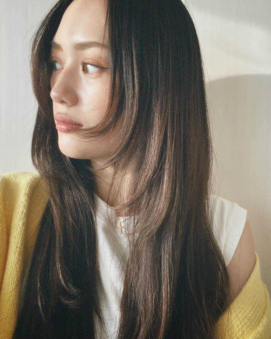 高橋菜生のインスタグラム：「. 4ヶ月ぶりの美容院！ 伸び切った髪を10センチ以上ばっさりカット✂︎ ウルフレイヤーいい感じ🐺🖤」