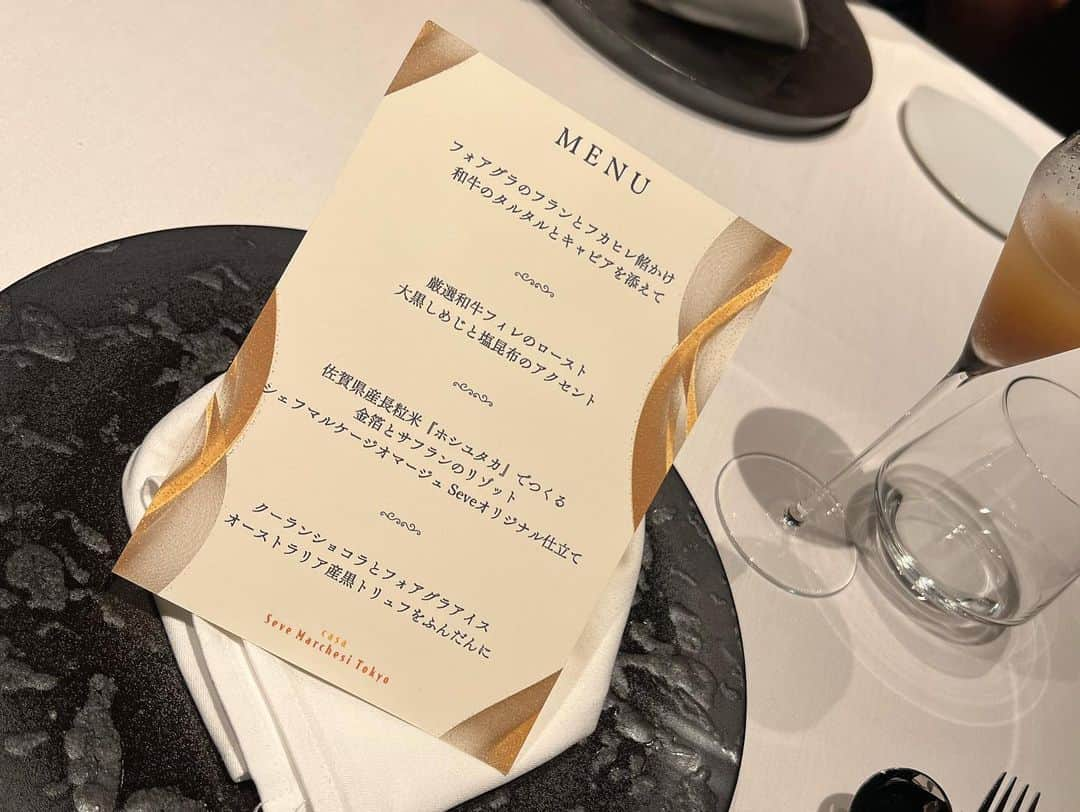 倉松里奈さんのインスタグラム写真 - (倉松里奈Instagram)「表参道にある @casa_seve_marchesi_tokyo  でdinner🍽️🥩 . 1品目の フォアグラのフカヒレ餡掛けは お店のスペシャルメニューらしくて 本当に美味しすぎて感動🥺💓💓💓 . なんでこんなに美味しいんだろうって 調べたら 国内最高峰の人財が集結したお店みたい🤭 エグゼクティブシェフ⇒ジュエルロブションからマーシー松石氏、スーシェフ⇒ベージュ・アランデュカスから海島氏って書いてあった🥺知らんけど💓  . 記念日とかここで決めたいって時の レストランにピッタリな感じ🤭💓 . . 気になる人は是非☑️してみてね❤️ . .  #SeveMarchesi #表参道イタリアン #青山イタリアン #表参道グルメ #隠れ家レストラン #フレンチ #フレンチディナー #frenchrestaurant #青山フレンチレストラン」9月24日 16時47分 - rinapuu818