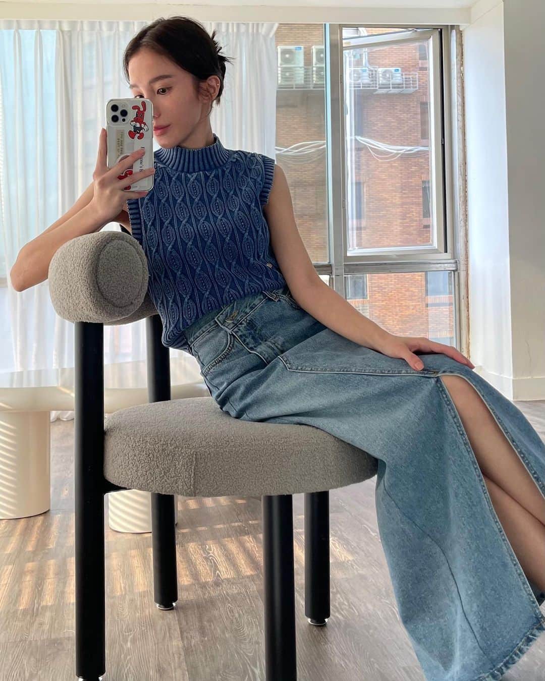 チャン・チュンニンのインスタグラム：「那天在 @berrytw_ig 草莓的辦公室拍了一堆  好想住在妳的辦公室裡喔 採光怎麼這麼棒  Ootd: @dazzlingdazzlin」