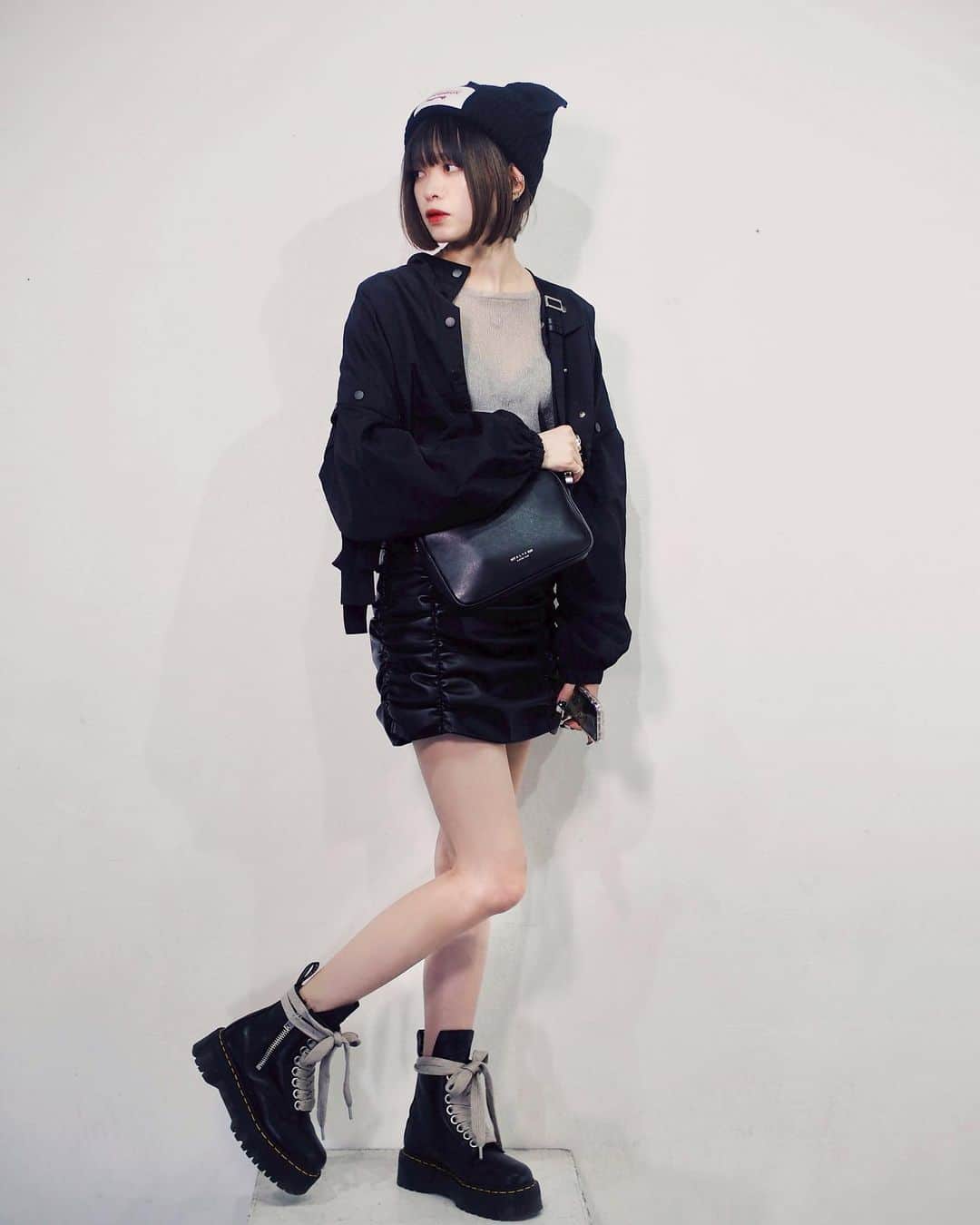 永井亜子のインスタグラム：「グッズ用に撮影した日の別カット📸 チェキと一緒にステッカーもオンラインまたやるねえ〜」