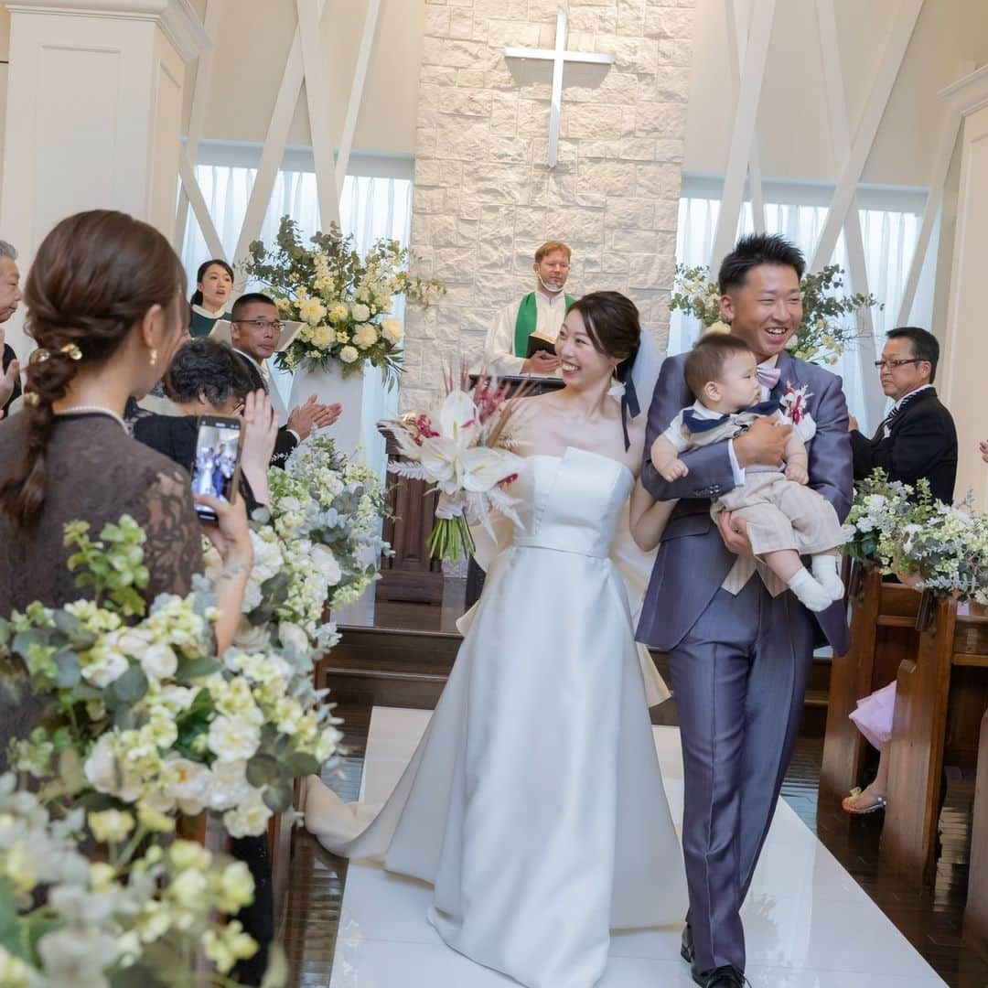 MJQ WEDDINGさんのインスタグラム写真 - (MJQ WEDDINGInstagram)「.  挙式の際のリングボーイはなんと歩行器に乗ったおふたりのお子様が運んできてくださいました！ 歩けるようになるのが楽しみですね😊  結婚式当日は披露宴会場やロビーにキッズスペースを設けることもできるのでパパママも安心です👶  #wedoweddings #wedding#fivestarwedding #定禅寺ガーデンヒルズ迎賓館 #完全貸切#ゲストハウス #ゲストハウスウェディング #結婚式#結婚式場#式場探し #結婚式準備#仙台結婚式 #宮城花嫁#仙台花嫁 #プレ花嫁#卒花嫁#卒花 #2023秋婚#2023冬婚#2024春婚#パパママ婚」9月24日 16時50分 - gardenhills_fivestarwedding