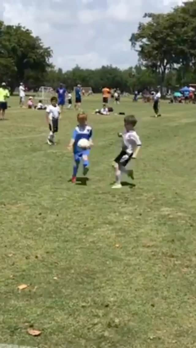 F2Freestylersのインスタグラム：「The flick. 🤩 The top bins half volley. 🤯 The point at dad in celebration. 😍  #football #soccer #golazo #goal #trickshot #gol」