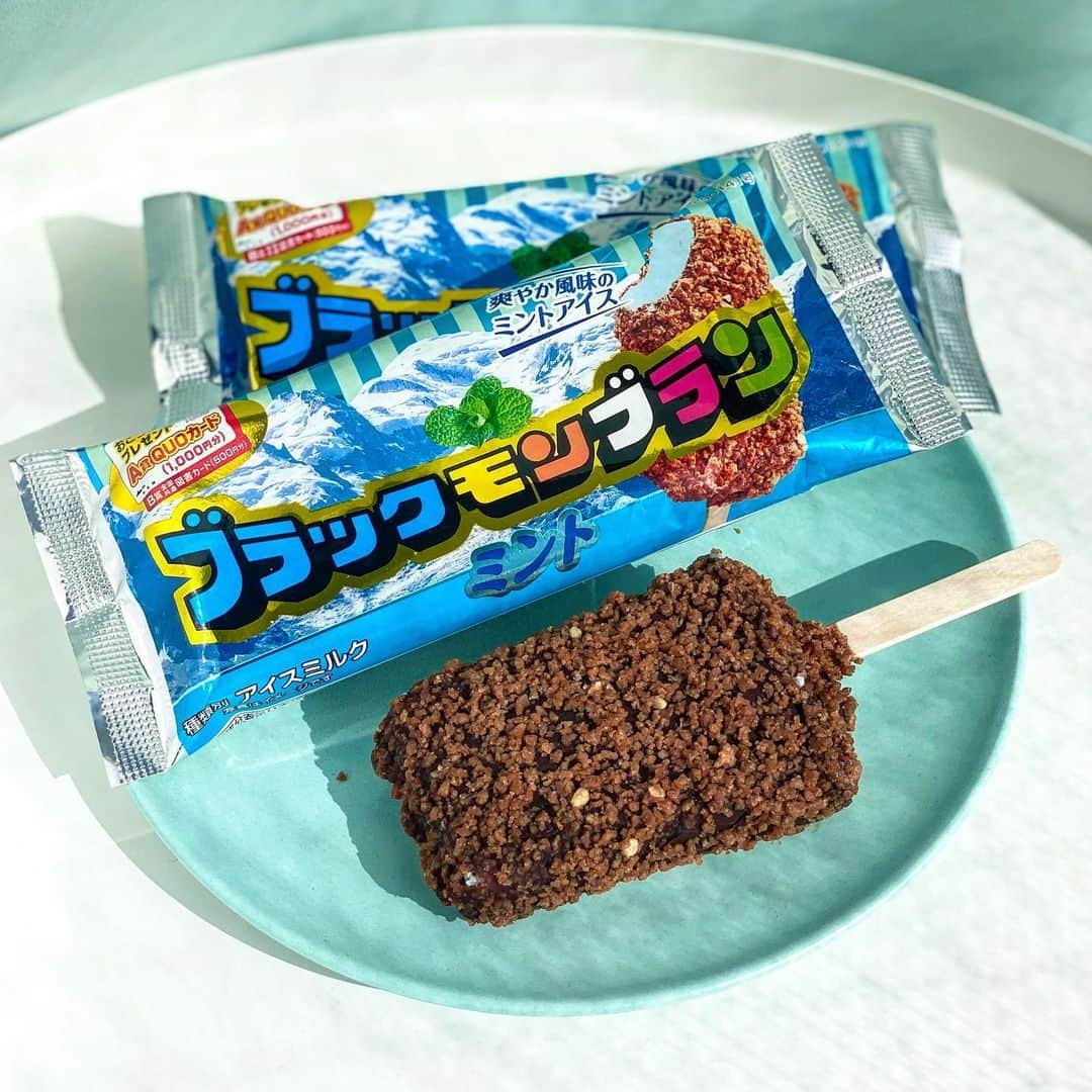 チョコミント大学生うしくろさんのインスタグラム写真 - (チョコミント大学生うしくろInstagram)「🧼チョコミン党のためのインスタ⇒ @usiqlo🧼  【 竹下製菓 ブラックモンブラン ミント 】  九州のアイスといえば！のアイス  #ブラックモンブラン のチョコミント味です🍫🌿  ✎𓂃𓂃𓂃𓂃𓂃𓂃𓂃𓂃𓂃𓂃𓂃𓂃𓂃𓂃𓂃𓂃𓂃𓂃𓂃𓂃  🍫チョコ感：☆☆☆☆ 🌿ミント感：☆☆☆ 😍甘さ：☆☆☆☆  💰購入価格：162円 / 1本 🔥カロリー：202kcal  ✎𓂃𓂃𓂃𓂃𓂃𓂃𓂃𓂃𓂃𓂃𓂃𓂃𓂃𓂃𓂃𓂃𓂃𓂃𓂃𓂃  ブラックモンブランといえば、 チョコレートとクッキークランチがたっぷりついたバニラアイスバー🍨  バニラアイスがミントアイスになっています🧼  甘さしっかりのジャクジャクなクッキーとチョコに、 甘すぎずスッと爽やかなミントアイスが相性バッチリ🍃  あっという間に食べ進められました！  クッキーがポロポロ崩れるのだけ注意です🧸笑笑  ✎𓂃𓂃𓂃𓂃𓂃𓂃𓂃𓂃𓂃𓂃𓂃𓂃𓂃𓂃𓂃𓂃𓂃𓂃𓂃𓂃  少し前に、たまたま都内で遭遇しました🥺✨ 九州フェアなど開催していたのでしょうか…！  　　 　　 　　  #チョコミント #ブラックモンブランミント #九州グルメ #佐賀グルメ #ご当地アイス #竹下製菓   #chocolatemint #ミントチョコ #mintchocolate #mintchocolatechip #チョコレート #チョコミン党  #うしくろくん #민트초코 #민트 #jmt #맛스타그램 #먹스타그램 #좋아요 #민초단 #薄荷巧克力」9月24日 17時15分 - usiqlo