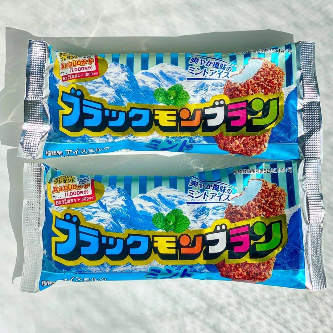 チョコミント大学生うしくろさんのインスタグラム写真 - (チョコミント大学生うしくろInstagram)「🧼チョコミン党のためのインスタ⇒ @usiqlo🧼  【 竹下製菓 ブラックモンブラン ミント 】  九州のアイスといえば！のアイス  #ブラックモンブラン のチョコミント味です🍫🌿  ✎𓂃𓂃𓂃𓂃𓂃𓂃𓂃𓂃𓂃𓂃𓂃𓂃𓂃𓂃𓂃𓂃𓂃𓂃𓂃𓂃  🍫チョコ感：☆☆☆☆ 🌿ミント感：☆☆☆ 😍甘さ：☆☆☆☆  💰購入価格：162円 / 1本 🔥カロリー：202kcal  ✎𓂃𓂃𓂃𓂃𓂃𓂃𓂃𓂃𓂃𓂃𓂃𓂃𓂃𓂃𓂃𓂃𓂃𓂃𓂃𓂃  ブラックモンブランといえば、 チョコレートとクッキークランチがたっぷりついたバニラアイスバー🍨  バニラアイスがミントアイスになっています🧼  甘さしっかりのジャクジャクなクッキーとチョコに、 甘すぎずスッと爽やかなミントアイスが相性バッチリ🍃  あっという間に食べ進められました！  クッキーがポロポロ崩れるのだけ注意です🧸笑笑  ✎𓂃𓂃𓂃𓂃𓂃𓂃𓂃𓂃𓂃𓂃𓂃𓂃𓂃𓂃𓂃𓂃𓂃𓂃𓂃𓂃  少し前に、たまたま都内で遭遇しました🥺✨ 九州フェアなど開催していたのでしょうか…！  　　 　　 　　  #チョコミント #ブラックモンブランミント #九州グルメ #佐賀グルメ #ご当地アイス #竹下製菓   #chocolatemint #ミントチョコ #mintchocolate #mintchocolatechip #チョコレート #チョコミン党  #うしくろくん #민트초코 #민트 #jmt #맛스타그램 #먹스타그램 #좋아요 #민초단 #薄荷巧克力」9月24日 17時15分 - usiqlo