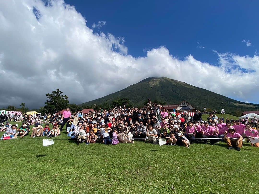 SHINOBUのインスタグラム：「大山まきば祭 に お邪魔しました🎤🎤🎤 2部構成でお送りして、 あまりやらない楽曲も 歌ったり いや あなたテンパりすぎよw あんなに練習したのにw  でも 鳥取の皆さん 優しすぎて 最高だった(๑´ﾛ`๑)～♪❤️ 本当に本当にありがとう🎶 一緒に歌えたり 幸せだった💞  大山の エナジーを頂きました🧚‍♀️ 🫶  しっかり ソフトクリームも 頂きました❣️  激うますぎてやばい👏👏👏👏  #まきば祭   #モノマネlive」