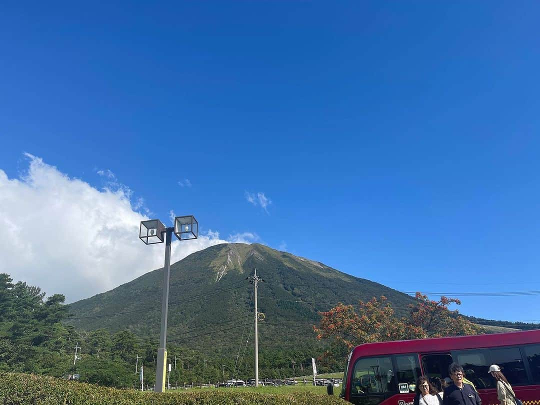 SHINOBUさんのインスタグラム写真 - (SHINOBUInstagram)「大山まきば祭 に お邪魔しました🎤🎤🎤 2部構成でお送りして、 あまりやらない楽曲も 歌ったり いや あなたテンパりすぎよw あんなに練習したのにw  でも 鳥取の皆さん 優しすぎて 最高だった(๑´ﾛ`๑)～♪❤️ 本当に本当にありがとう🎶 一緒に歌えたり 幸せだった💞  大山の エナジーを頂きました🧚‍♀️ 🫶  しっかり ソフトクリームも 頂きました❣️  激うますぎてやばい👏👏👏👏  #まきば祭   #モノマネlive」9月24日 17時00分 - shino_boo81