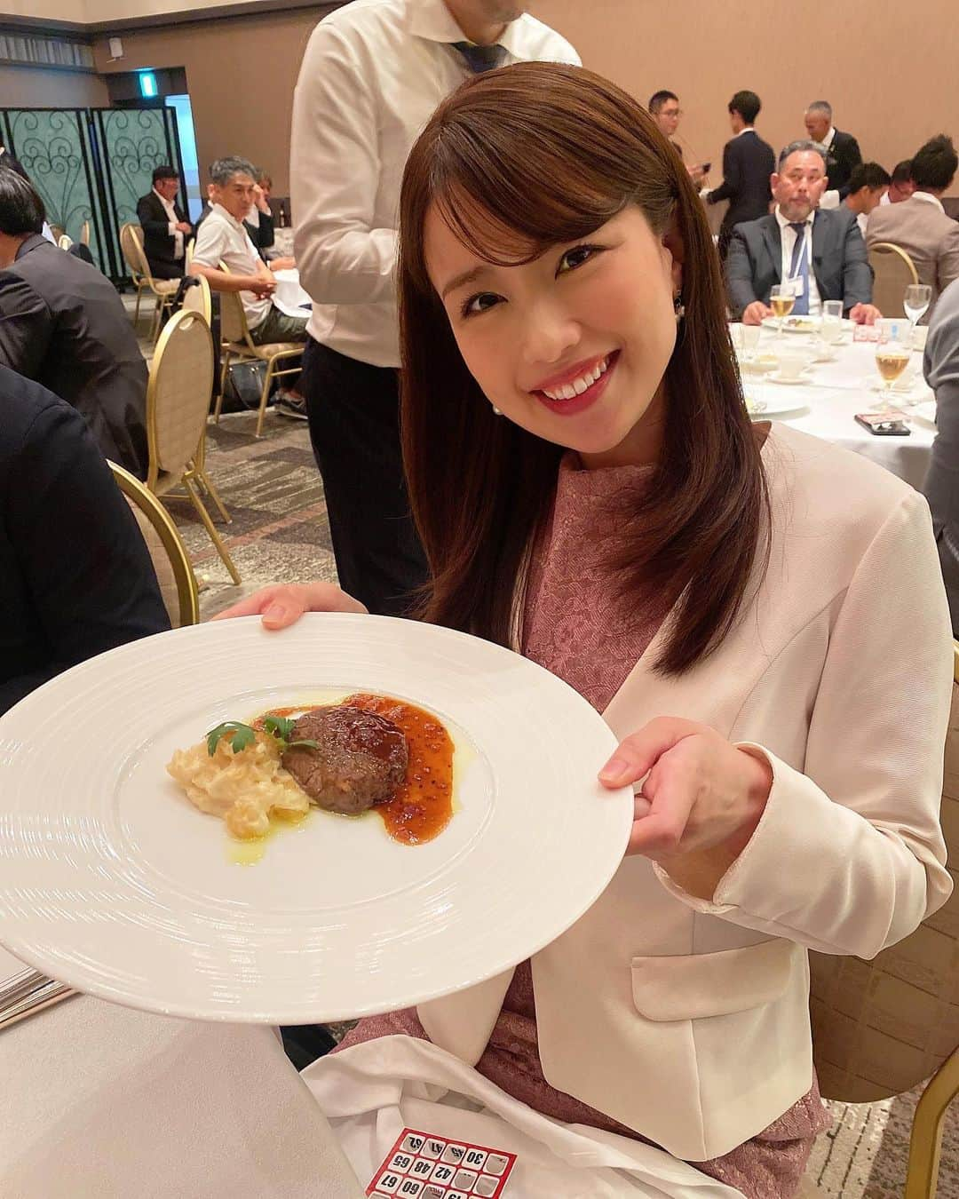 道岡桃子さんのインスタグラム写真 - (道岡桃子Instagram)「４年ぶりの総会‼️  ラジオ番組でもずっとお世話になりました 建設会社 大熊工業さんの総会でした🎤  司会のあとはフルコースにビンゴ大会まで参加させていただきました✨  今回のゲスト講演会はC's Athleteに所属されている女子ゴールボールパラリンピック金メダリストの小宮選手。パリ五輪を目指して頑張ってらっしゃるそうです。同じくゴールボールの萩原選手ともメダルと共にお写真を撮っていただきました。明るくて聡明でとっても素敵な方でした。  大熊工業さんは、まるでリゾートにいるかのようなハイセンスで素晴らしい住宅を建築されていて @kaja.design 土木、インテリア、海外での雇用支援、子ども食堂【おひさまキッチン】 @ohisamakitchen2018 やフードパントリーの運営 @ohisama_foodpantry アスリートの支援まで、多岐に渡り貢献されています。子どもたちの支援にも本当に熱心に取り組んでらっしゃるので、私も何かお手伝いしたいと思っています。  コロナ禍もあり４年ぶりの開催ということで、久しぶりに皆様にお会いでき、本当に嬉しかったです。  美味しいお料理までありがとうございました✨  @_csathlete_  @okuma_staff  @hideki_okuma  @kaja.design_staff  @kaja_resort_furniture  @kaja.design_nrhp  @kaja_staff  @shibuyacrossfm  @egao.no.design  #笑顔のデザイン #ラジオ #ラジオ番組 #大熊工業 #建設業 #建設 #土木 #インテリア #建築 #建築デザイン #住宅 #吉祥寺エクセルホテル東急 #吉祥寺 #西東京市 #子ども食堂 #こども食堂 #フードパントリー #総会 #司会 #司会者募集 #司会者 #イベント #パラリンピック #ゴールボール #アスリート#名工会」9月24日 17時01分 - momoko_ana