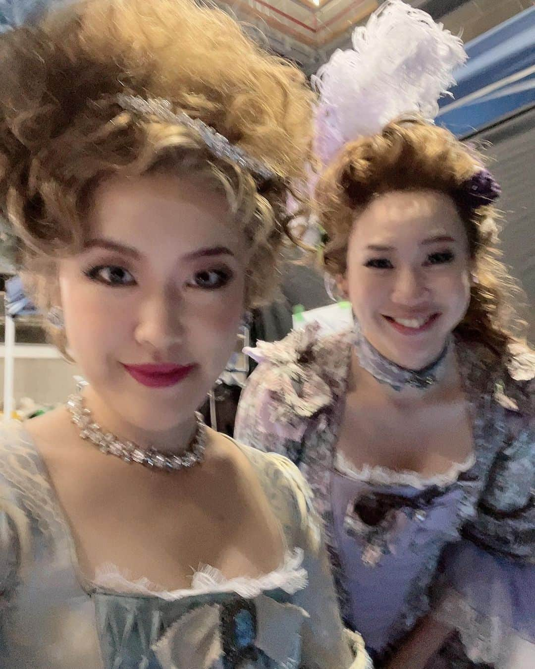 丹羽麻由美さんのインスタグラム写真 - (丹羽麻由美Instagram)「💫出演情報💫  Netflix『赤ずきん、旅の途中で死体と出会う。』  に、アンサンブルで参加させていただいております。  世界で配信中でして…  ◎日本の週間映画Top10で1位 ◎世界51の国と地域で週間映画TOP10入り ◎週間グローバルTop10(非英語映画)で日本映画初の1位  という記録がすでに😳✨👏  福田雄一監督作品。 ということで、福田組ミュージカルでお世話になった福田さん、上島先生はじめ、先輩方との再会が嬉しかったです☺️  小説原作のこの作品は、橋本環奈さん演じる赤ずきんが謎を解いていくストーリー☺️  ぜひお楽しみください❤️  福田組ご覧になっている方は、知ってる人いっぱいいるかも！  写真は、現場ご一緒した、竹内真里ちゃんと☺️  まりちゃんが一緒にいてくれてとても心強く、頼りまくっておりました🥺感謝✨  英語タイトルは “Once Upon a Crime”  密かに目標のひとつでしたNetflixデビュー、ご縁に感謝です。ありがとうございます✨  そして共演したかった真矢ミキさんともご一緒できて感動🥹  この撮影の話は今度インスタライブできたらその時にお話しますね☺️  #赤ずきん旅の途中で死体と出会う  #onceuponacrime  #netflix」9月24日 16時55分 - mayumi912