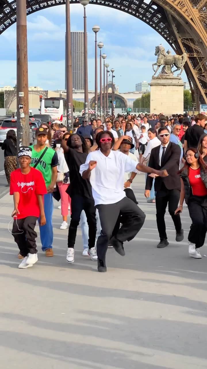 Earth Picsのインスタグラム：「@jikamanu flash mob under the Eiffel Tower in Paris, France 🇫🇷」