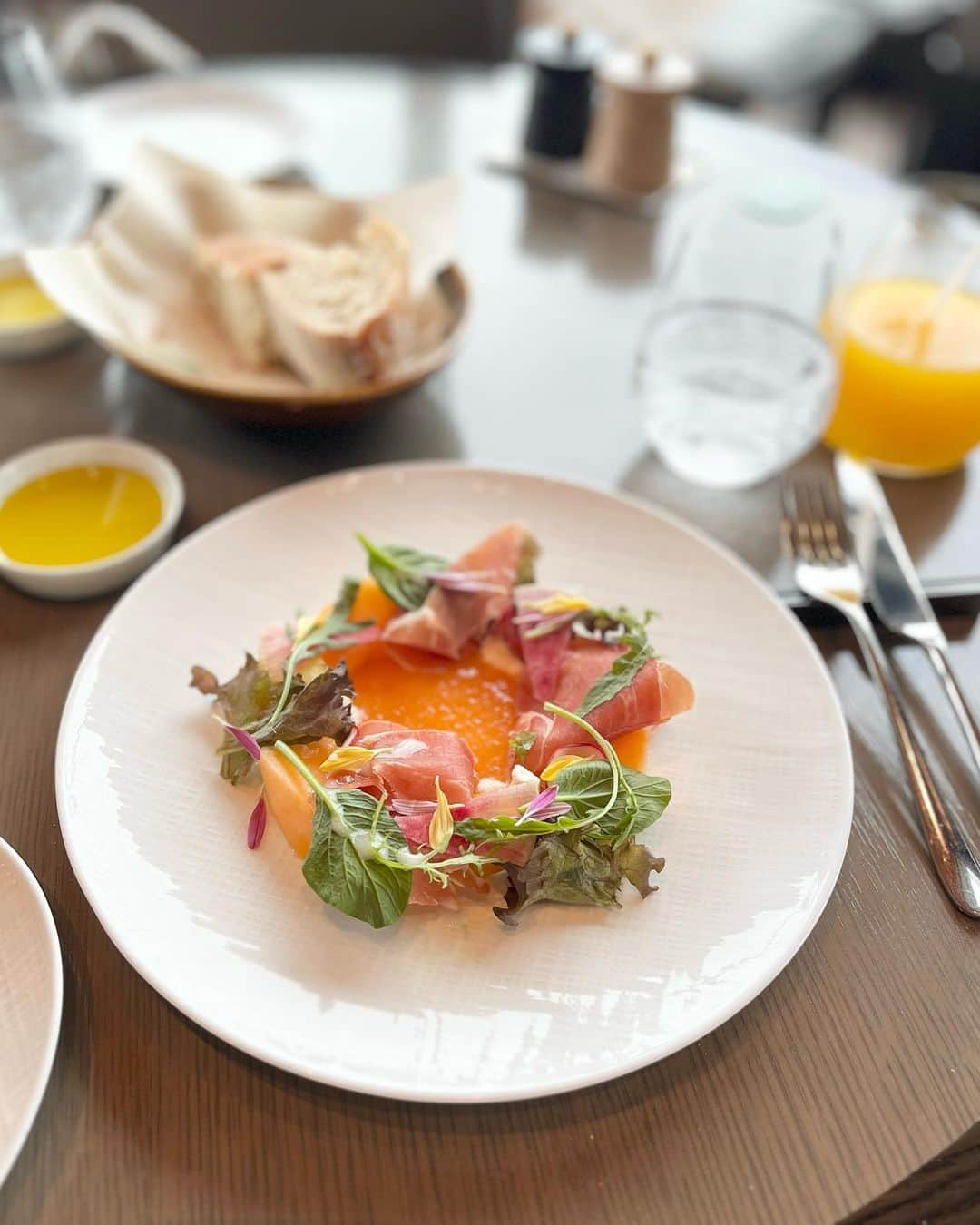 小嶋真子さんのインスタグラム写真 - (小嶋真子Instagram)「lunch 🍽️🌼 ⁡ 自慢の姉 @momoko_1412 🎂💗 おめでとう&いつもありがとう🫶🏻♩」9月24日 16時57分 - makochan_2525