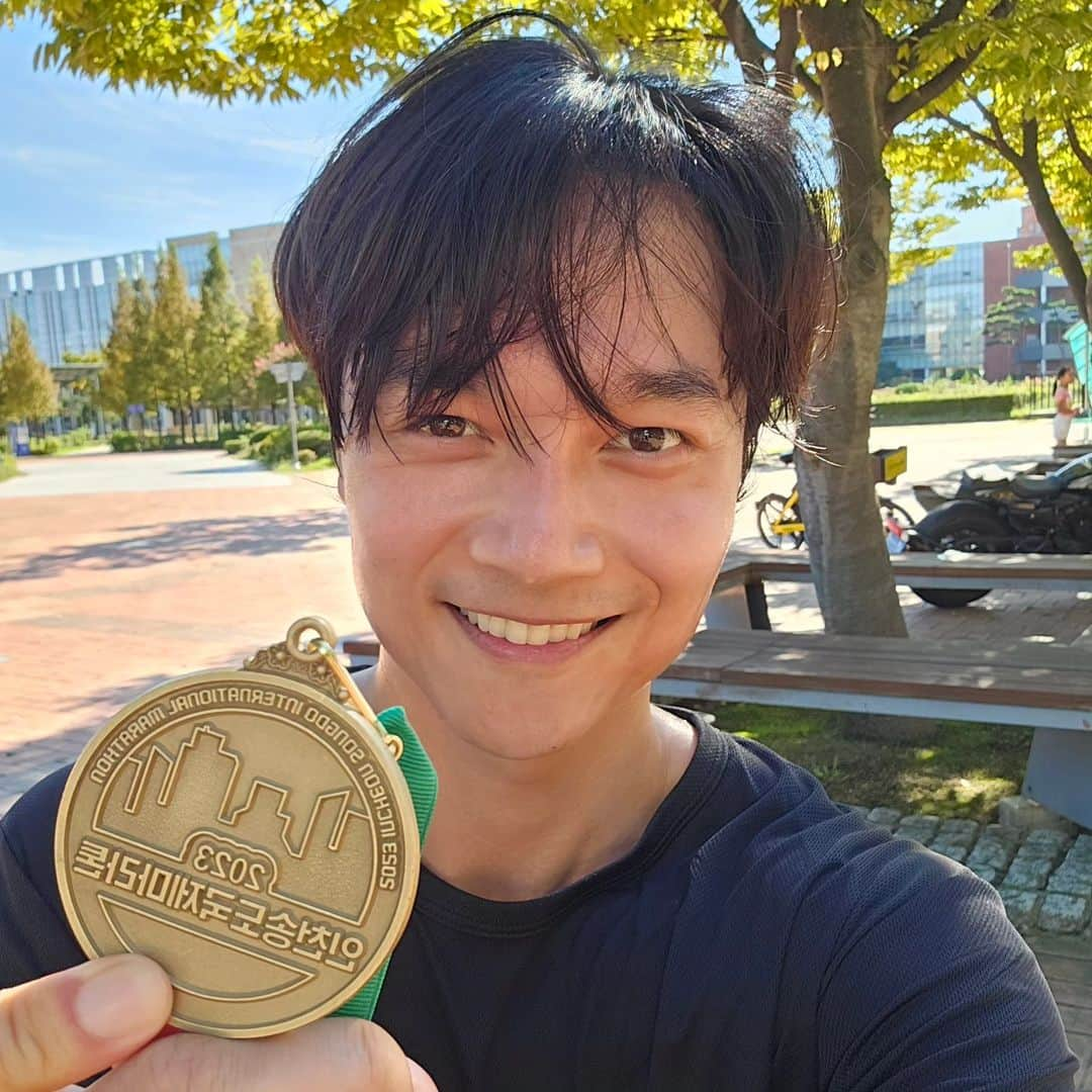 ソ・ドヨンさんのインスタグラム写真 - (ソ・ドヨンInstagram)「2019년, 10km쯤이야 라는 생각으로, 아무런 준비없이 전날 술한잔까지 하고 뛰었던 첫 출전 대회에서 전 쓰러졌었죠. 9km지점에서부터 심장이 터질것 같았고 심하게 어지러웠음에도 기록세우겠다고 오버페이스를 했으니 당연한 결과였습니다.  반성과 함께 다음해에 다시 도전하겠다고 말했지만, 코로나 시기를 지나 오늘에서야 약속을 지킬수 있었어요.  2023년, 많은 것들이 변했습니다. 대회준비와 출전을 함께 한 친구들이 생겼고, 몸컨디션도 최고로 끌어 올렸어요. 그리고 무엇보다 마음에 여유가 생겼습니다. 나의 실력이 구간마다 얼마나 발전했는지를 체감하며 아주 여유롭게 10km를 즐겼어요. 기록은 많이 앞당길수 있었지만 함께 뛰는 친구와 같이 골인 하고 싶었습니다.  오늘은 대회 기록이 중요하지 않았으니까요.  앞으로도 도전 하고 부딪히겠습니다. 그리고 내년엔 풀 코스에 도전 하겠습니다^^ . #인천송도국제마라톤#송도마라톤#마라톤#10km#풀코스#도전」9月24日 16時58分 - seo.do.young