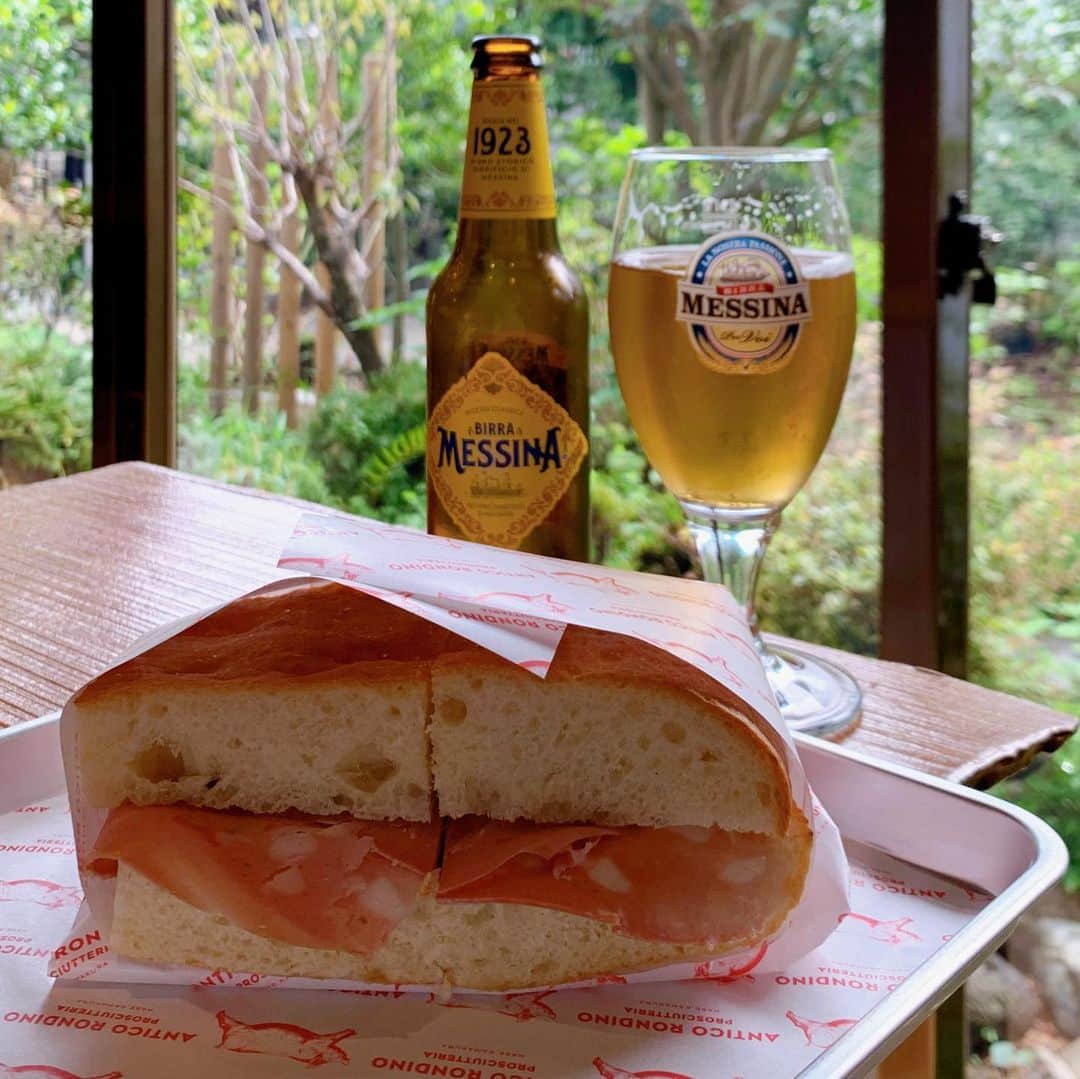 くろさんのインスタグラム写真 - (くろInstagram)「ANTICO RONDINO🐖鎌倉長谷  本日のブランチは稲村ヶ崎ロンディーノの姉妹店 @antico_rondino   〜〜〜 プロシュットをはさむイタリア発祥の生ハムサンド“Panino(パニーノ)”や、複数の種類の生ハムやチーズを盛り合わせた“Affettati Misti(生ハムの盛り合わせ)”をご用意。ハムのうま味を損なわないように注文を受けてから、ひとつひとつスライスして調理してご提供します。 〜〜〜  #antico_rondino  #アンティコロンディーノ  #鎌倉長谷グルメ #鎌倉長谷モーニング #鎌倉長谷ランチ #長谷グルメ #長谷ランチ #長谷モーニング #鎌倉ロンディーノ  #稲村ヶ崎ロンディーノ #パニーノランチ #鎌倉パニーノ #パニーノ #パニーノモーニング #日帰り鎌倉 #日帰り鎌倉散歩 #くろ呑み喰い」9月24日 16時58分 - m6bmw