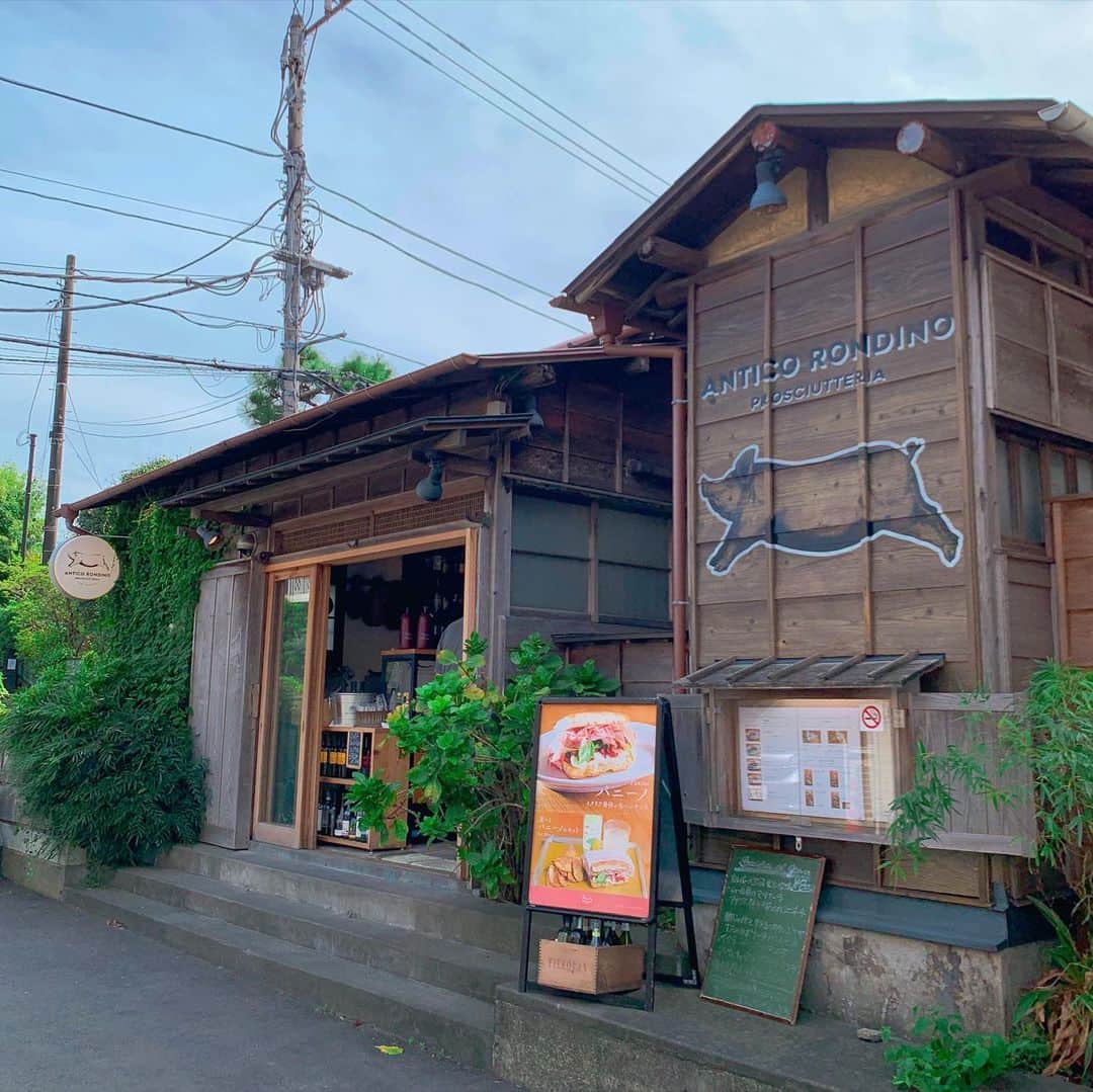 くろさんのインスタグラム写真 - (くろInstagram)「ANTICO RONDINO🐖鎌倉長谷  本日のブランチは稲村ヶ崎ロンディーノの姉妹店 @antico_rondino   〜〜〜 プロシュットをはさむイタリア発祥の生ハムサンド“Panino(パニーノ)”や、複数の種類の生ハムやチーズを盛り合わせた“Affettati Misti(生ハムの盛り合わせ)”をご用意。ハムのうま味を損なわないように注文を受けてから、ひとつひとつスライスして調理してご提供します。 〜〜〜  #antico_rondino  #アンティコロンディーノ  #鎌倉長谷グルメ #鎌倉長谷モーニング #鎌倉長谷ランチ #長谷グルメ #長谷ランチ #長谷モーニング #鎌倉ロンディーノ  #稲村ヶ崎ロンディーノ #パニーノランチ #鎌倉パニーノ #パニーノ #パニーノモーニング #日帰り鎌倉 #日帰り鎌倉散歩 #くろ呑み喰い」9月24日 16時58分 - m6bmw